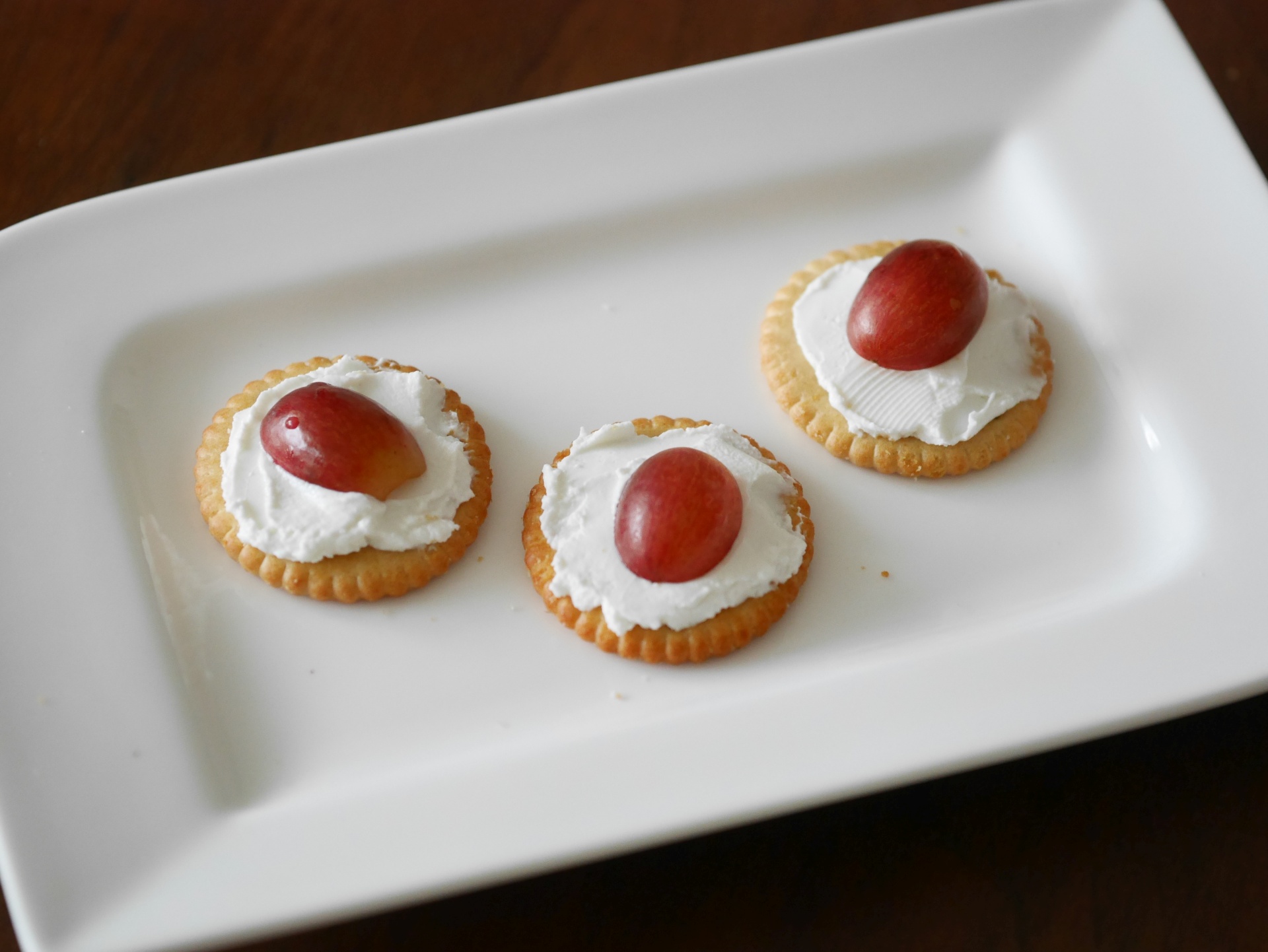 Cracker mit Ziegenfrischkse und Trauben