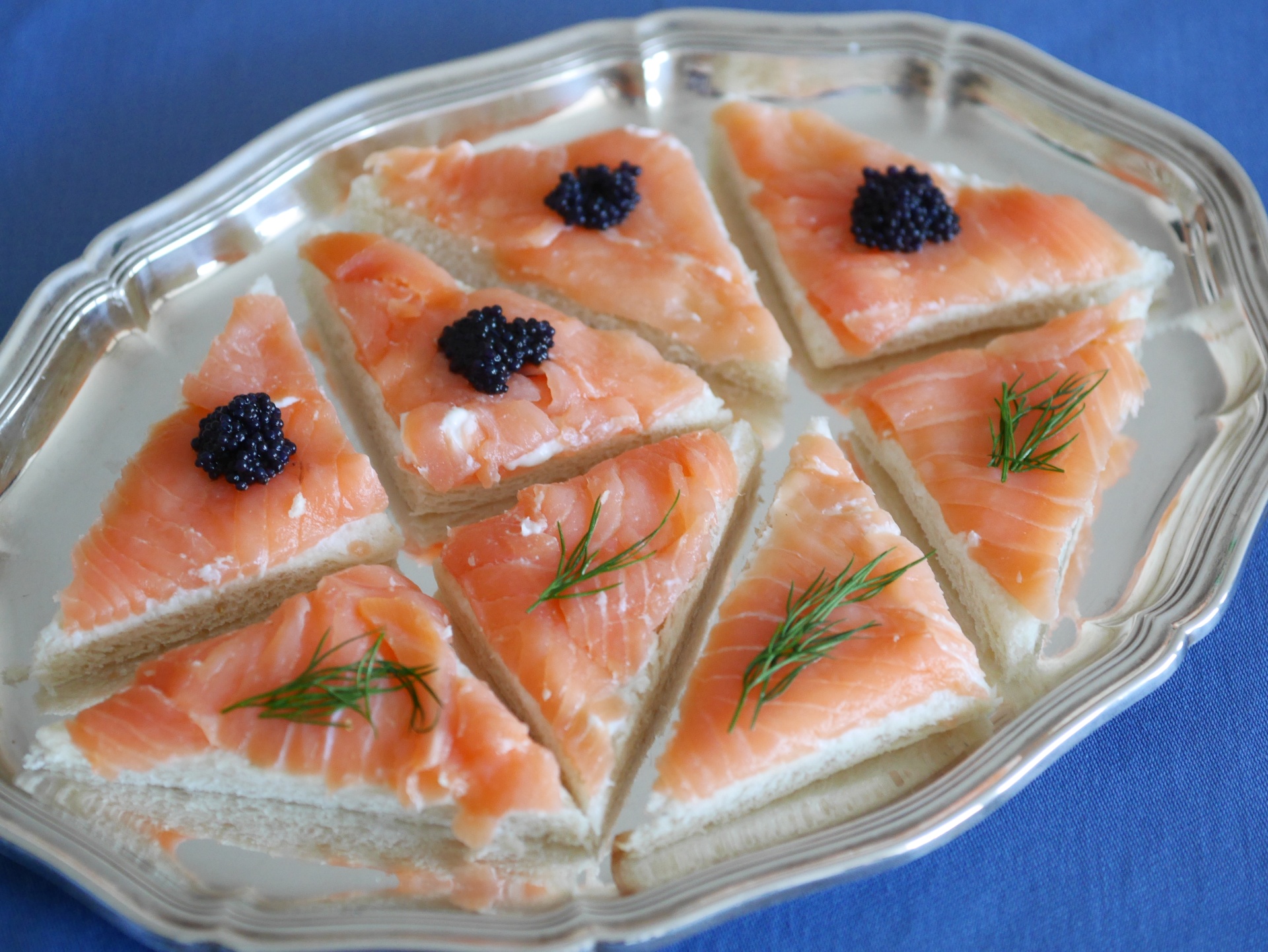 Mini-Canaps mit Rucherlachs und
              Sahnemeerrettich
