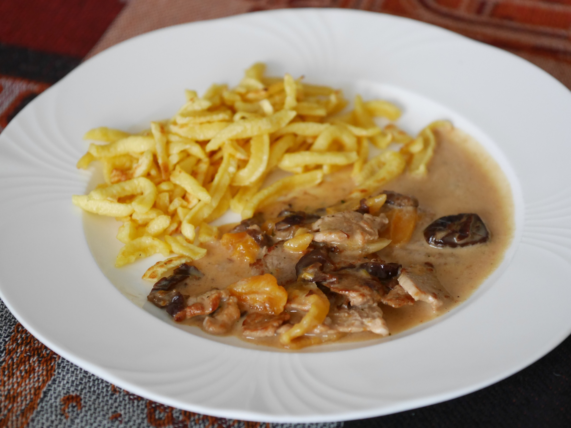 Schweinegeschnetzeltes mit Trockenobst