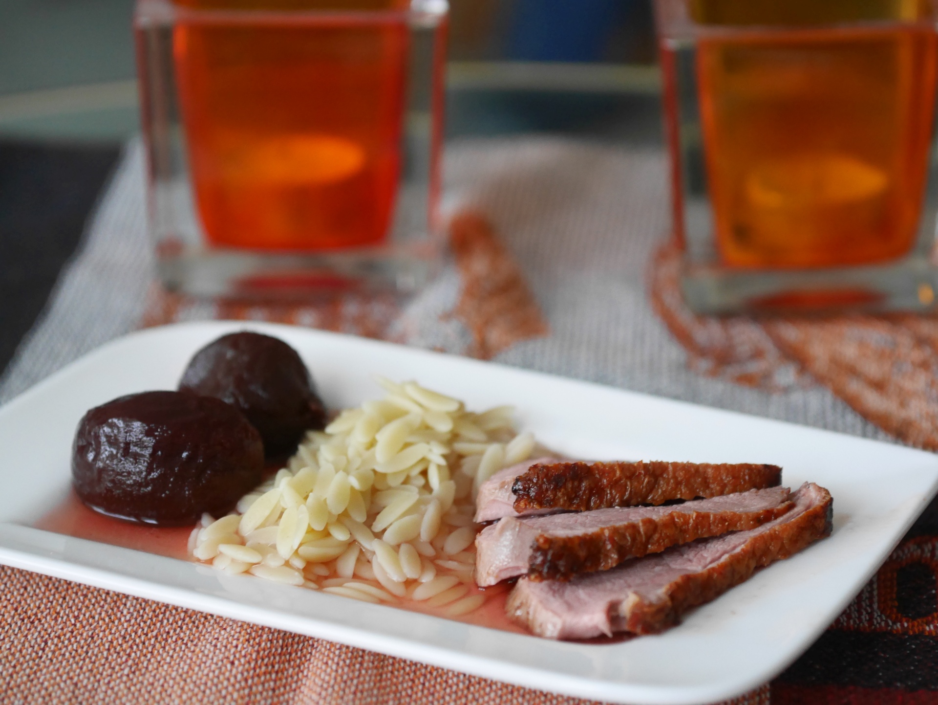 Entenbrust mit Essigzwetschgen und
              griechischen Nudeln