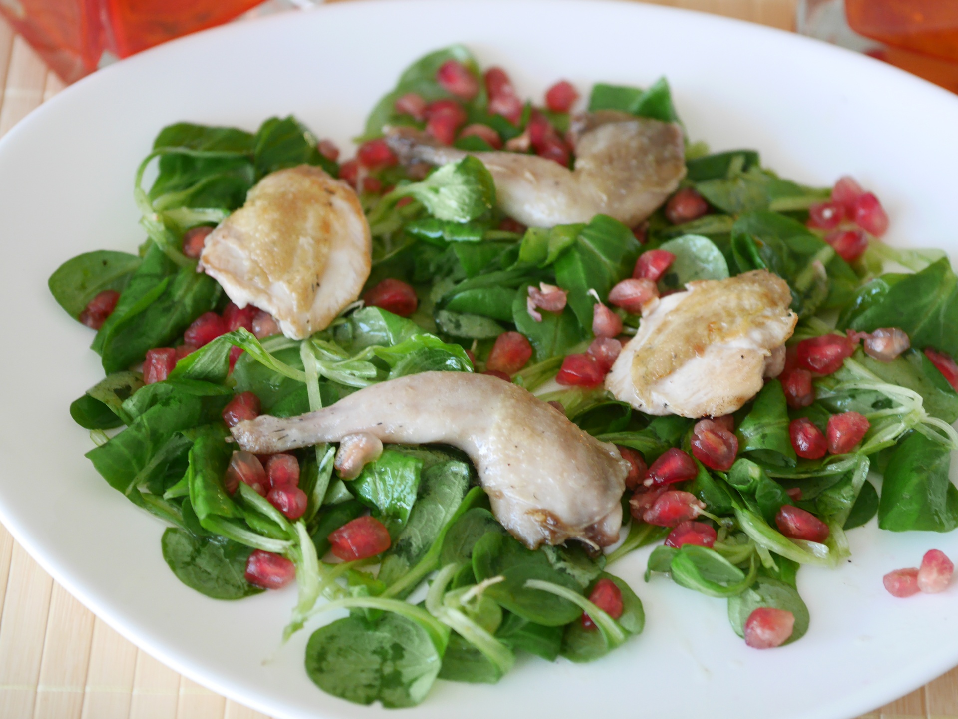 Feldsalat mit Granatapfelkernen und gebratenen
              Wachtelteilen