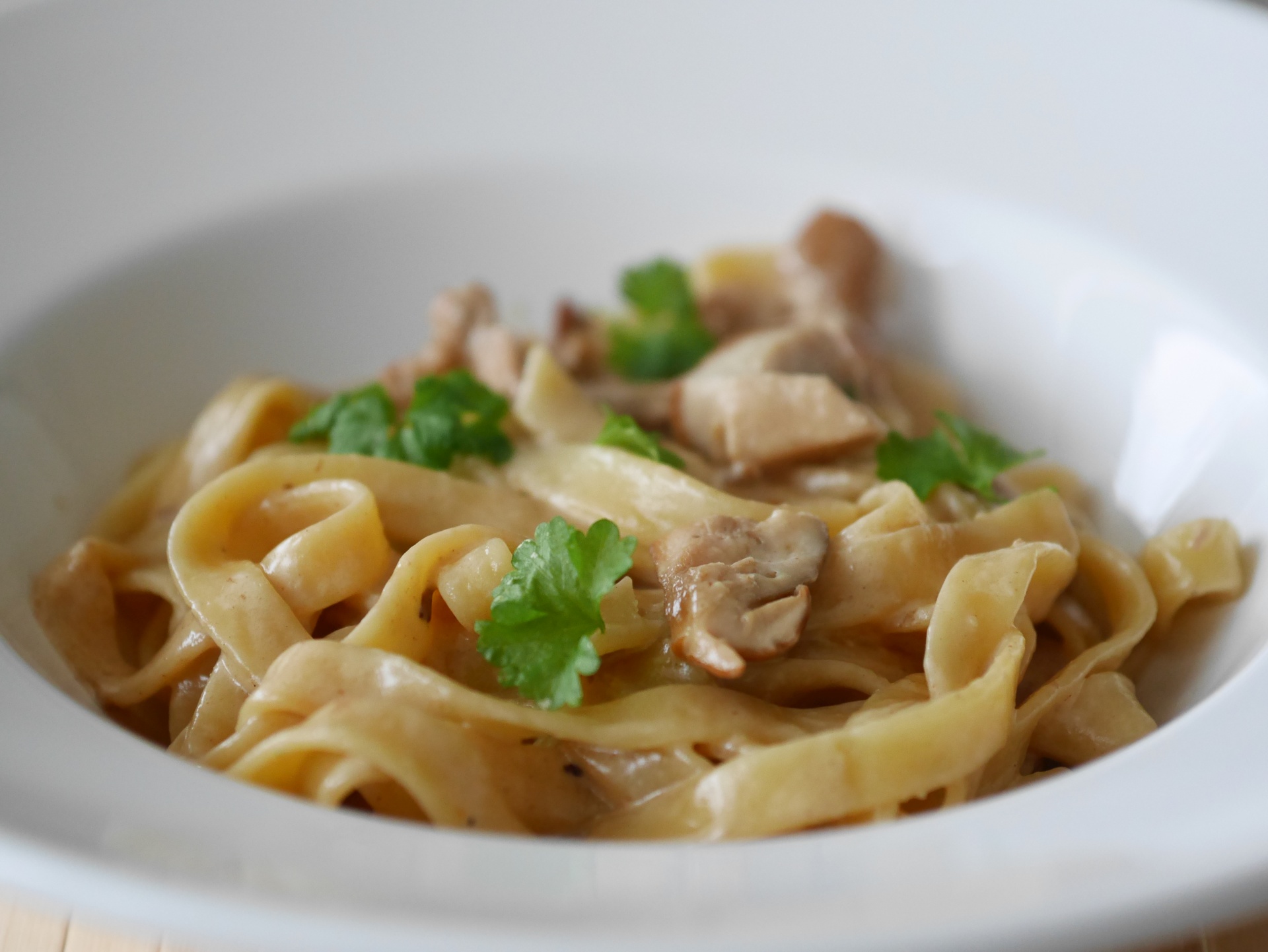 Tagliatelle mit Schweinefiletspitzen und
              Steinpilzen