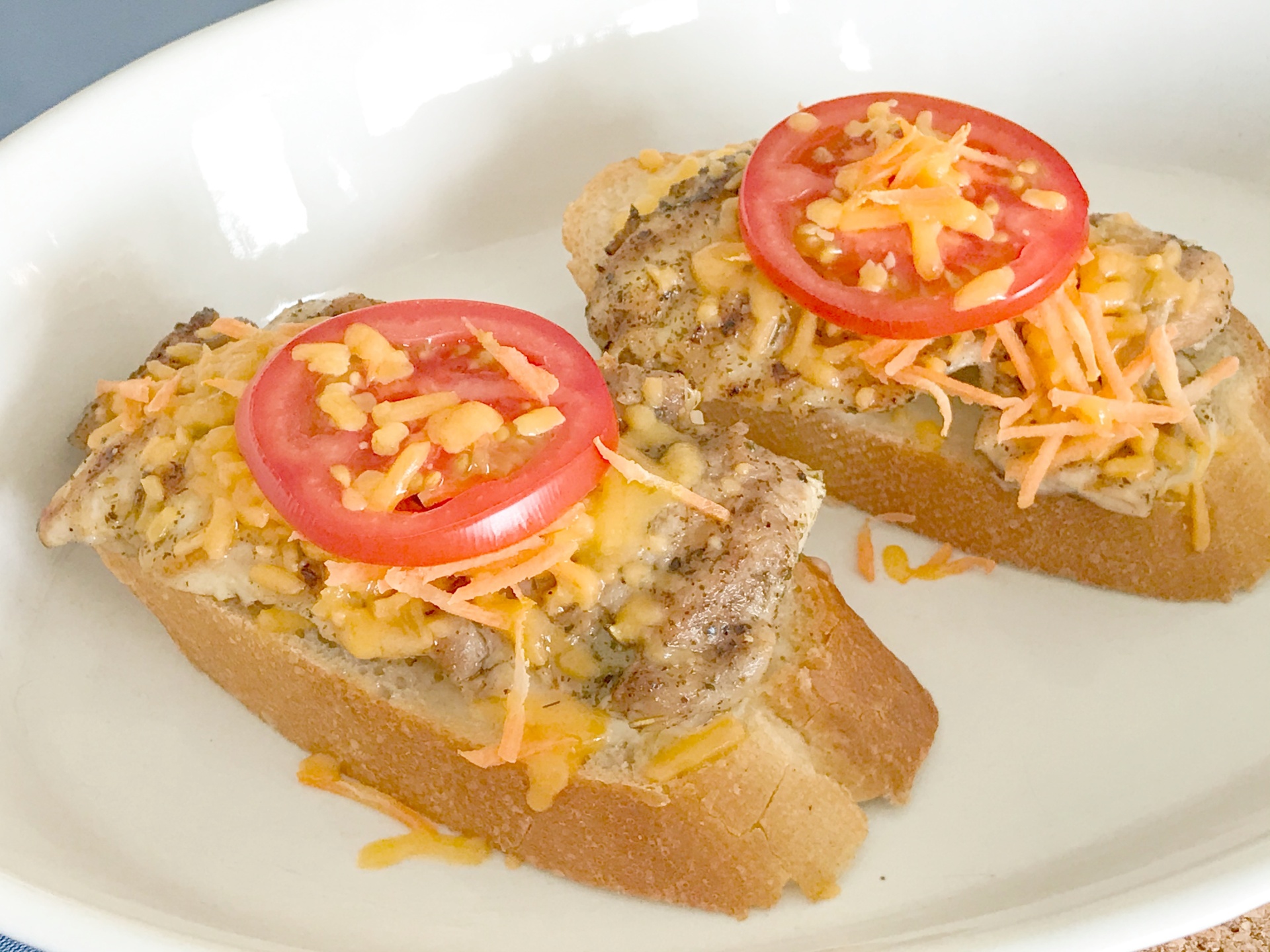 Rstbrot mit gegrilltem Hhnchenfleisch und
              Cheddar-Kse
