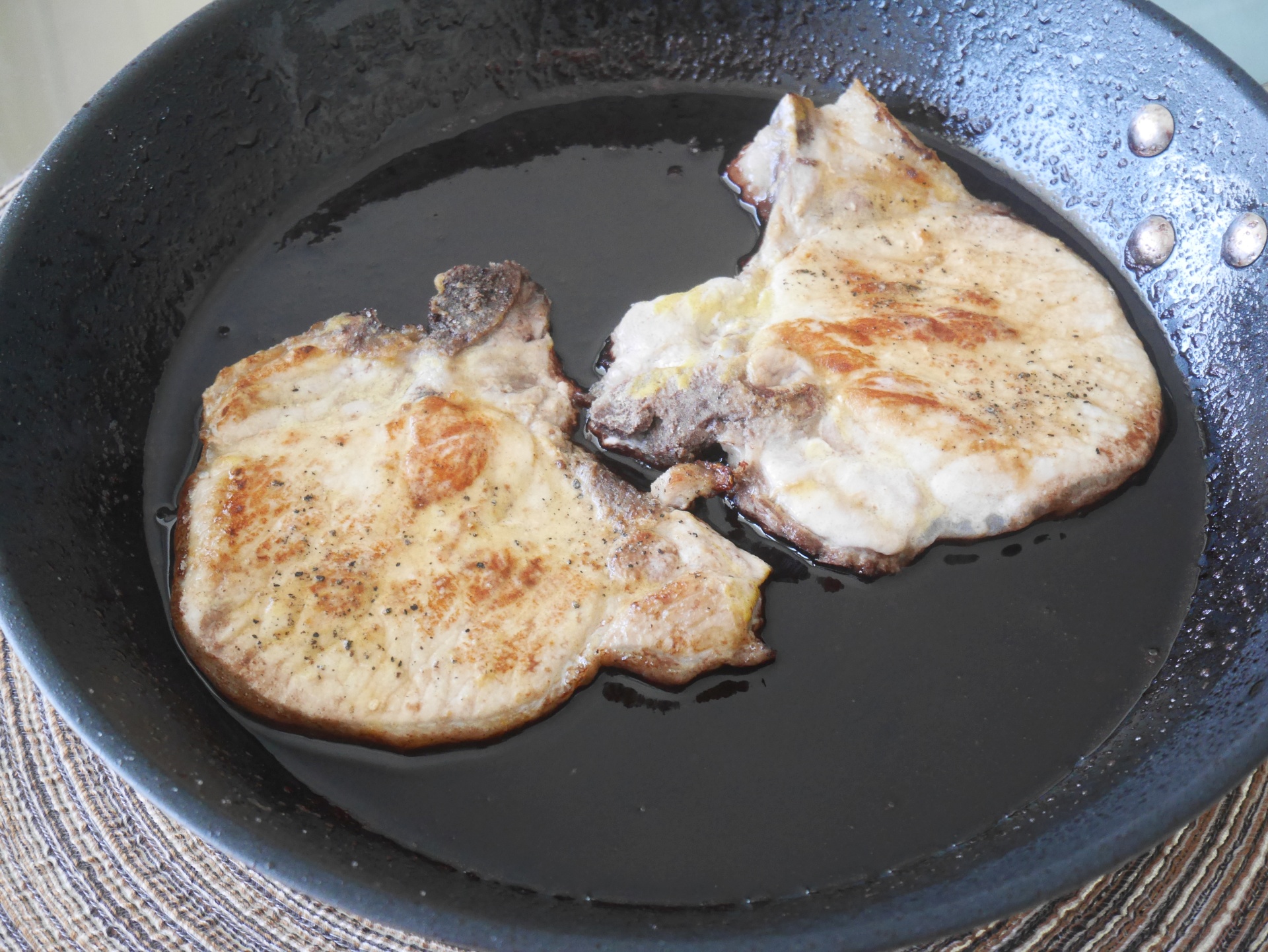 Schweinekoteletts mit Rotweinsauce