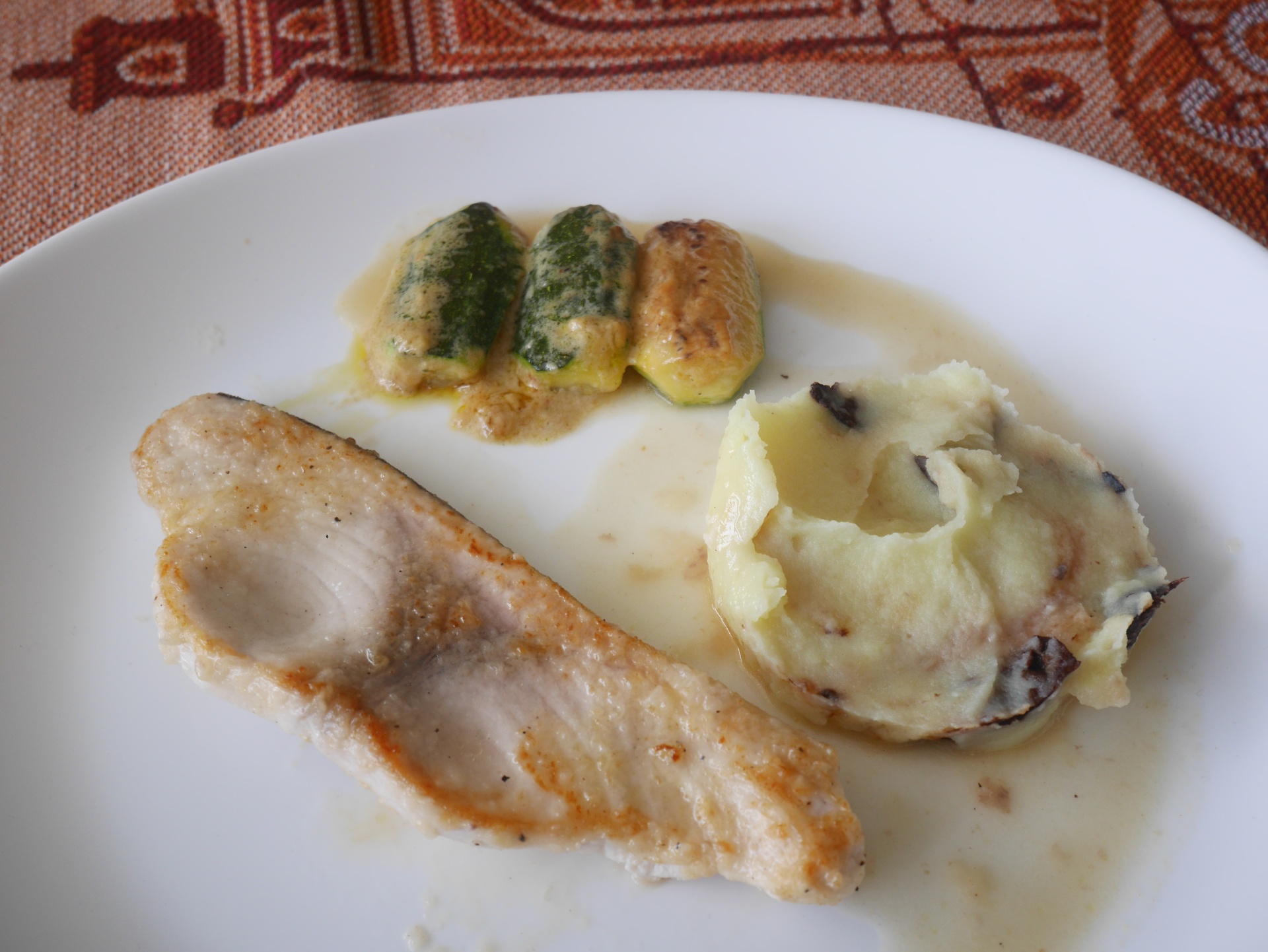 Schwertfisch mit Olivenpree und geschnitzten
              Zucchini