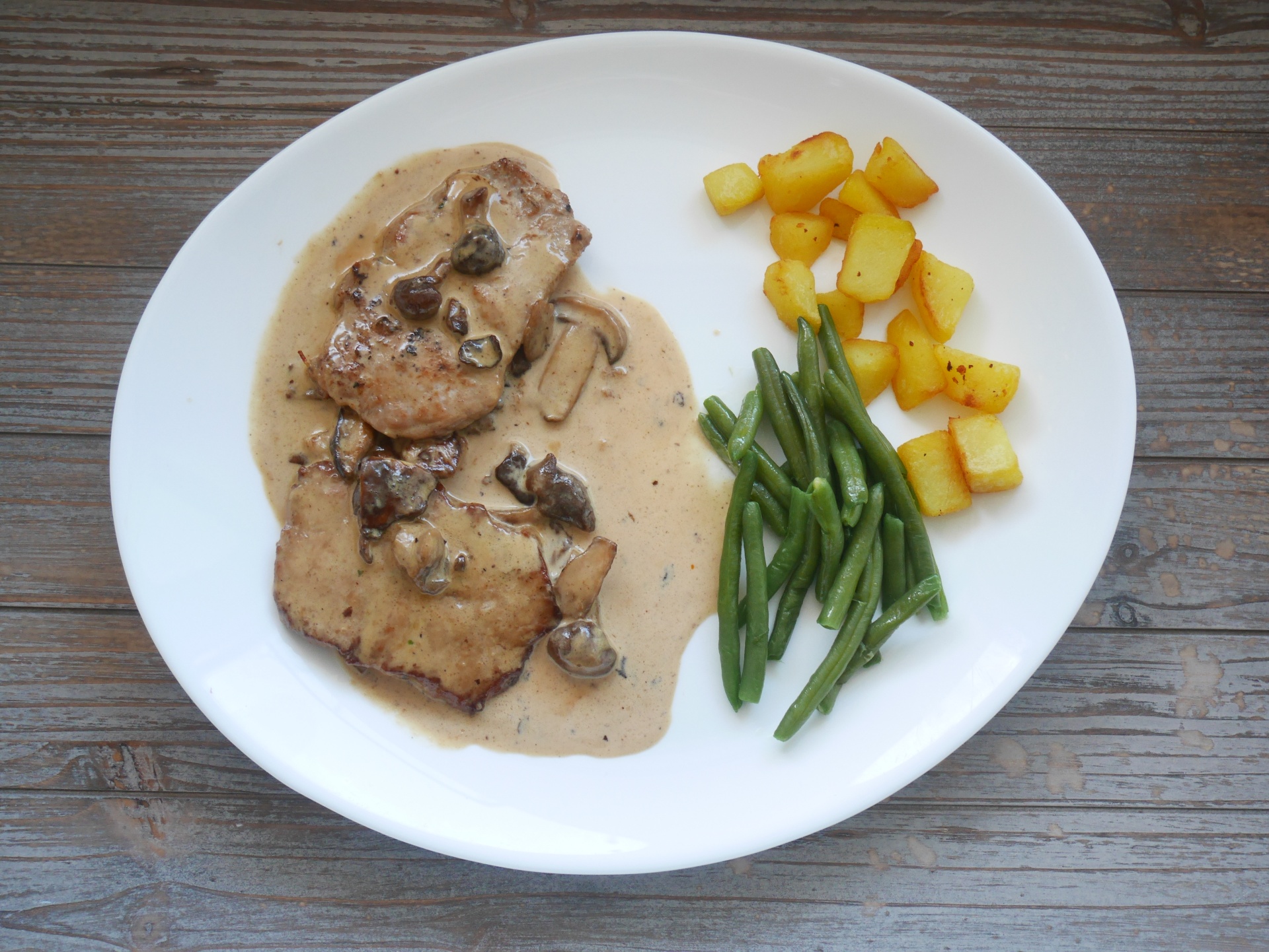 Kalbsschnitzel mit Mischpilzen,
              Kartoffelwrfeln und grnen Bohnen