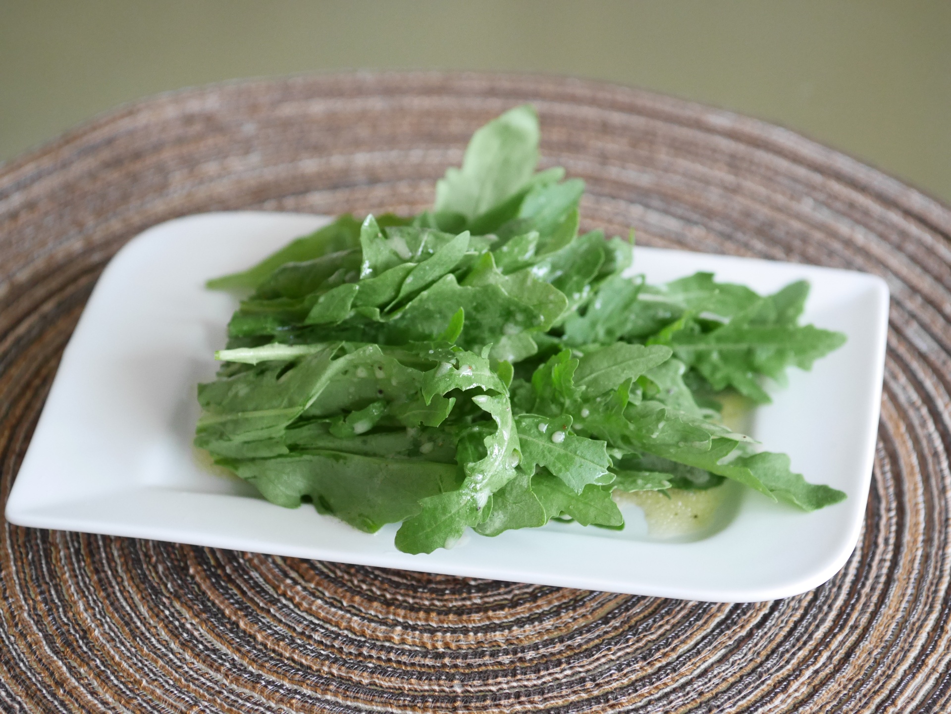 Rucola mit leichter Senfsauce