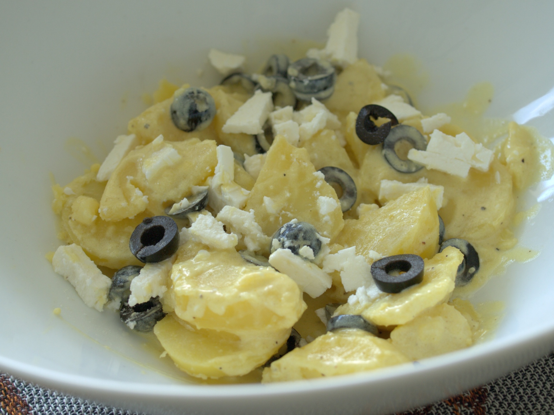 Kartoffelsalat mit Feta-Kse und schwarzen
              Oliven