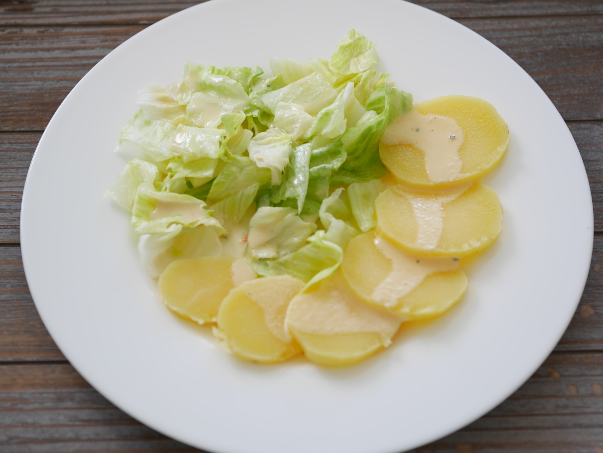 Kartoffeln mit Eissalat und Salatsauce
              Beatrix