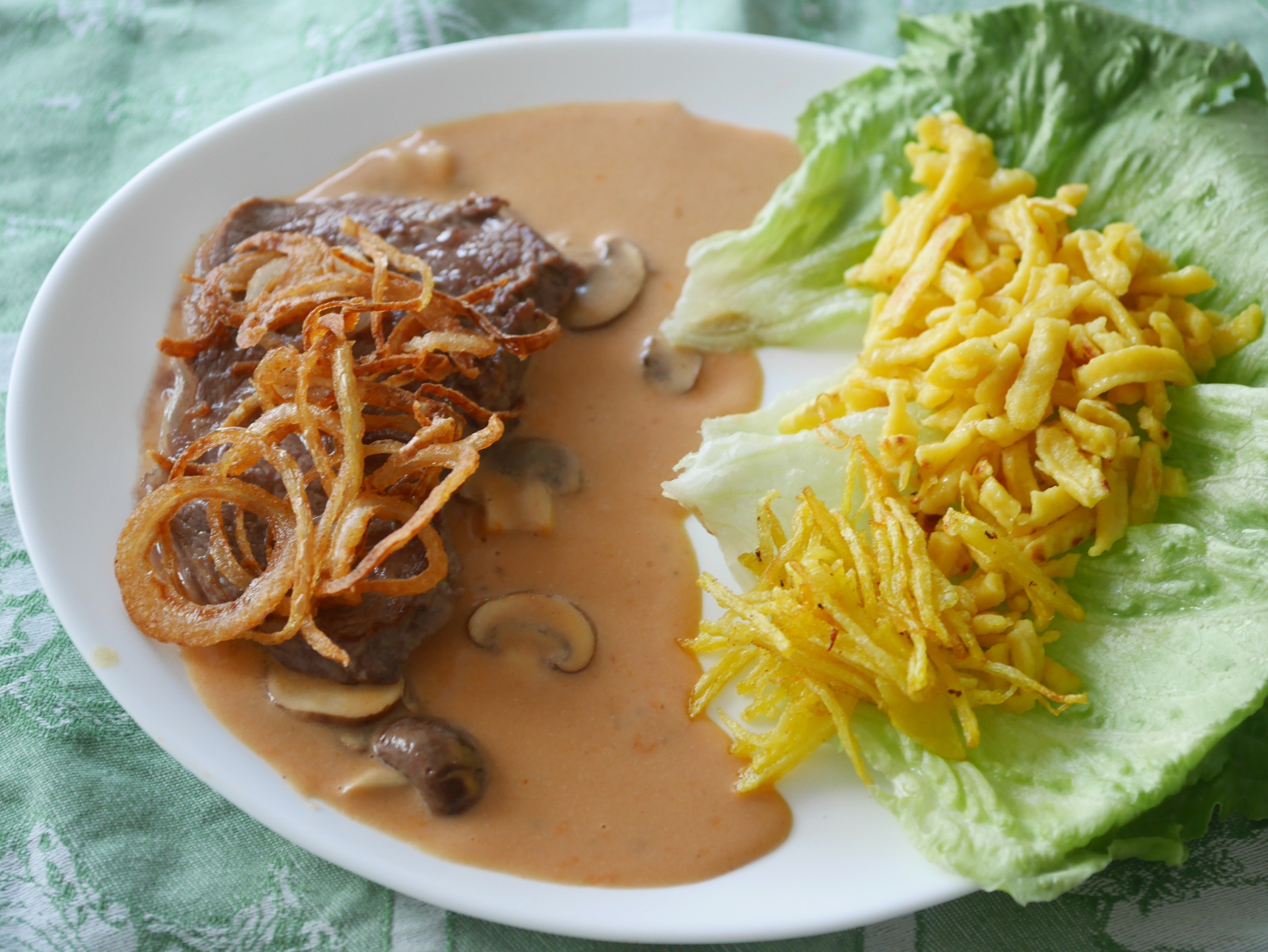 Zwiebelrostbraten mit Strohkartoffeln und
              Sptzle