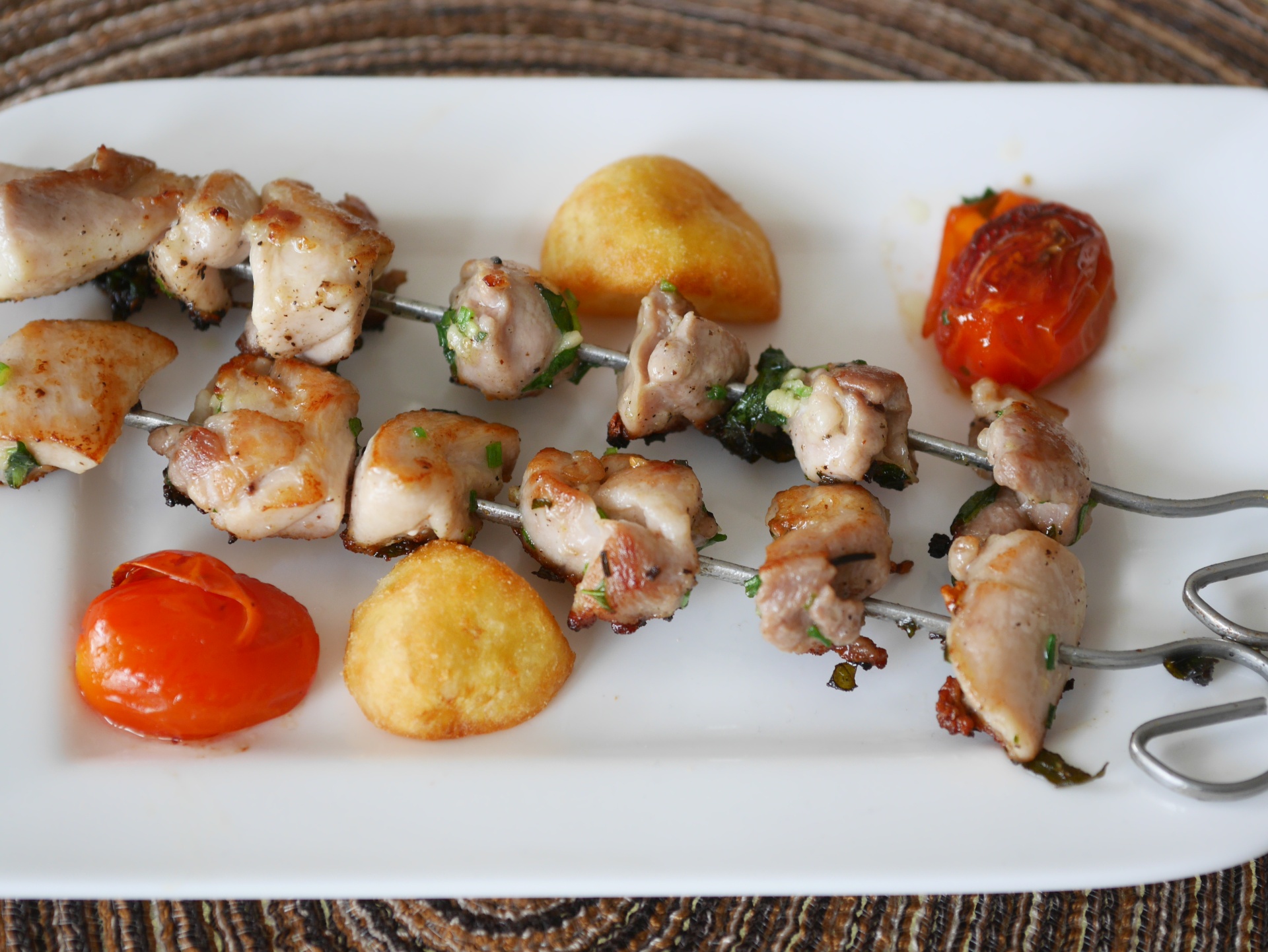 Hhnchenspiee mit Krutern und Pecannssen