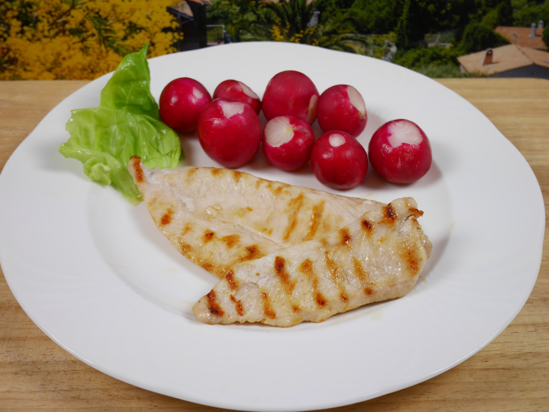 Gegrillte Hhnchenschnitzel mit Radieschen