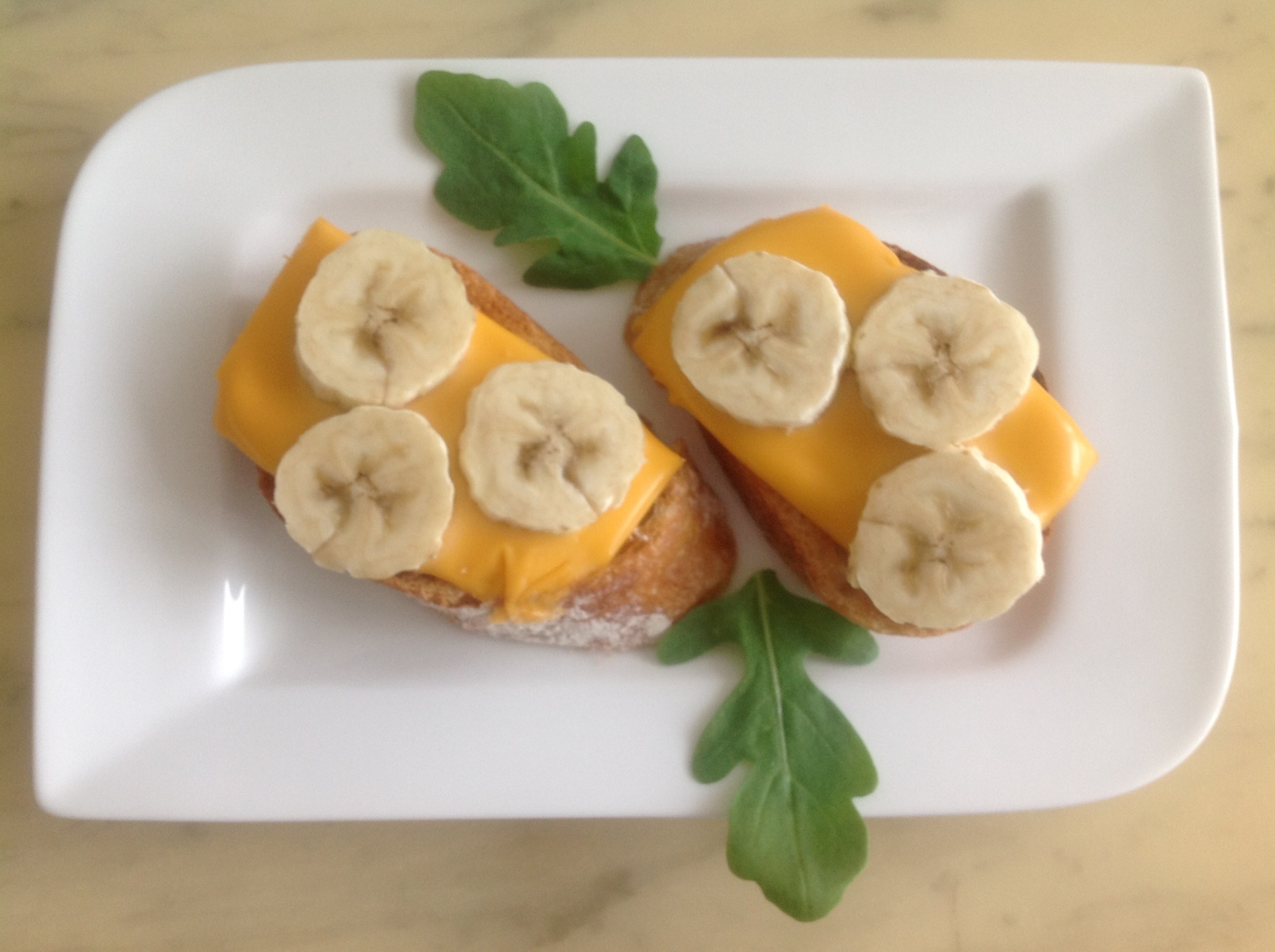 Crostini mit Toastkse und Banane