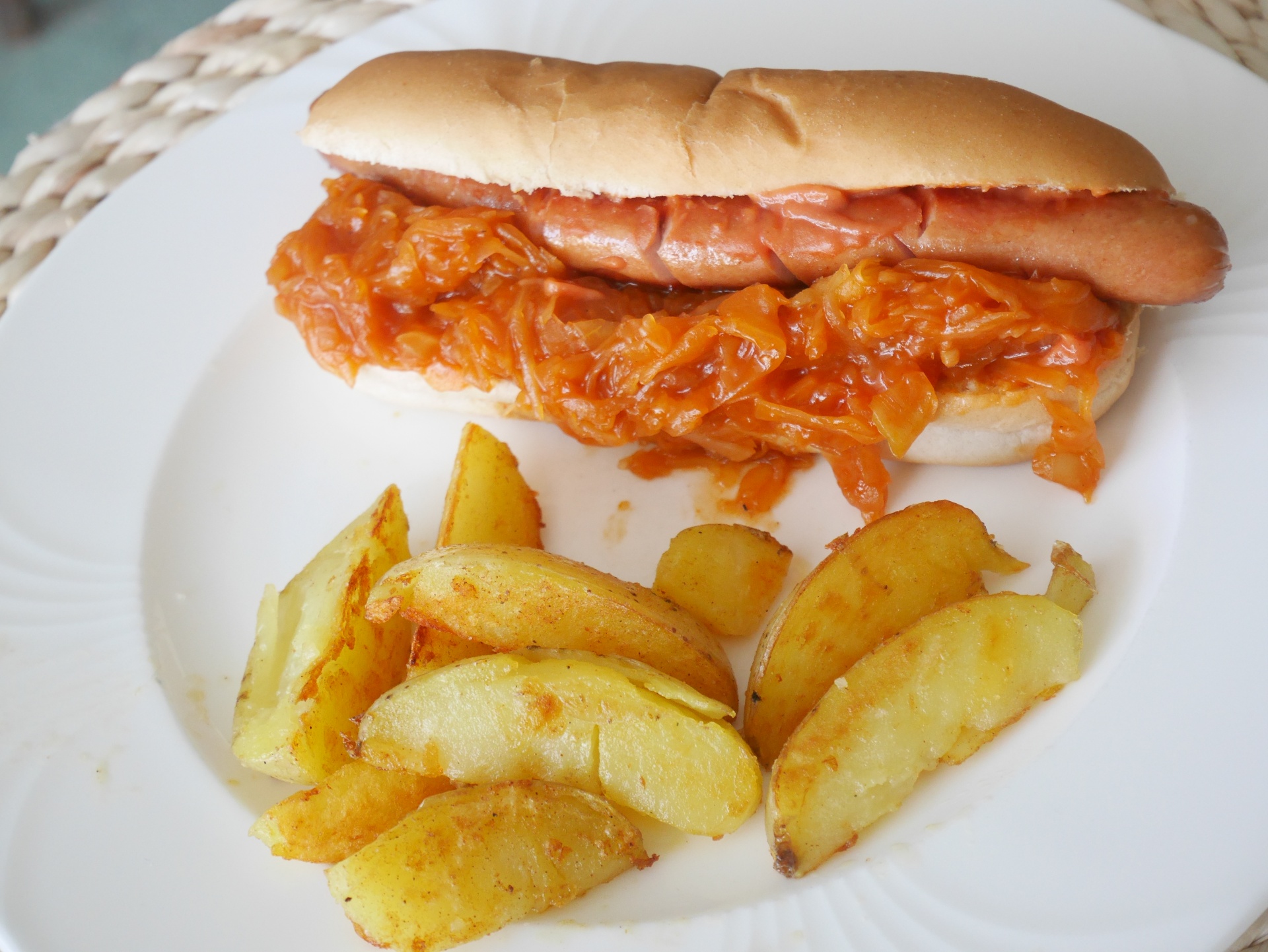 Hot Dog mit Barbecue-Kraut