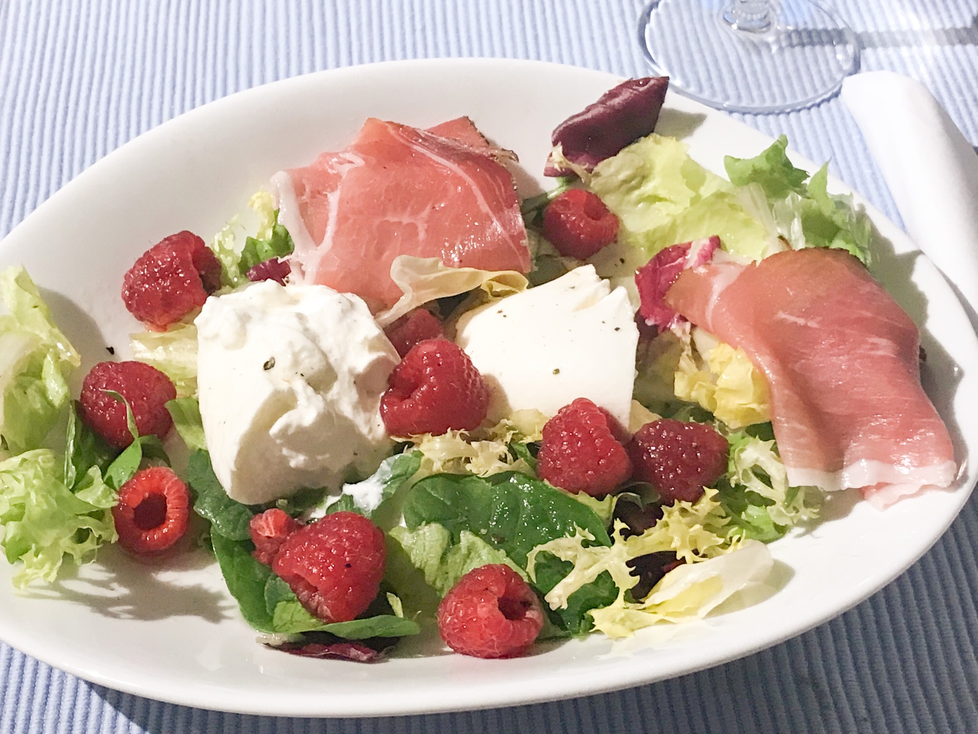 Burratina mit Parmaschinken und Himbeeren