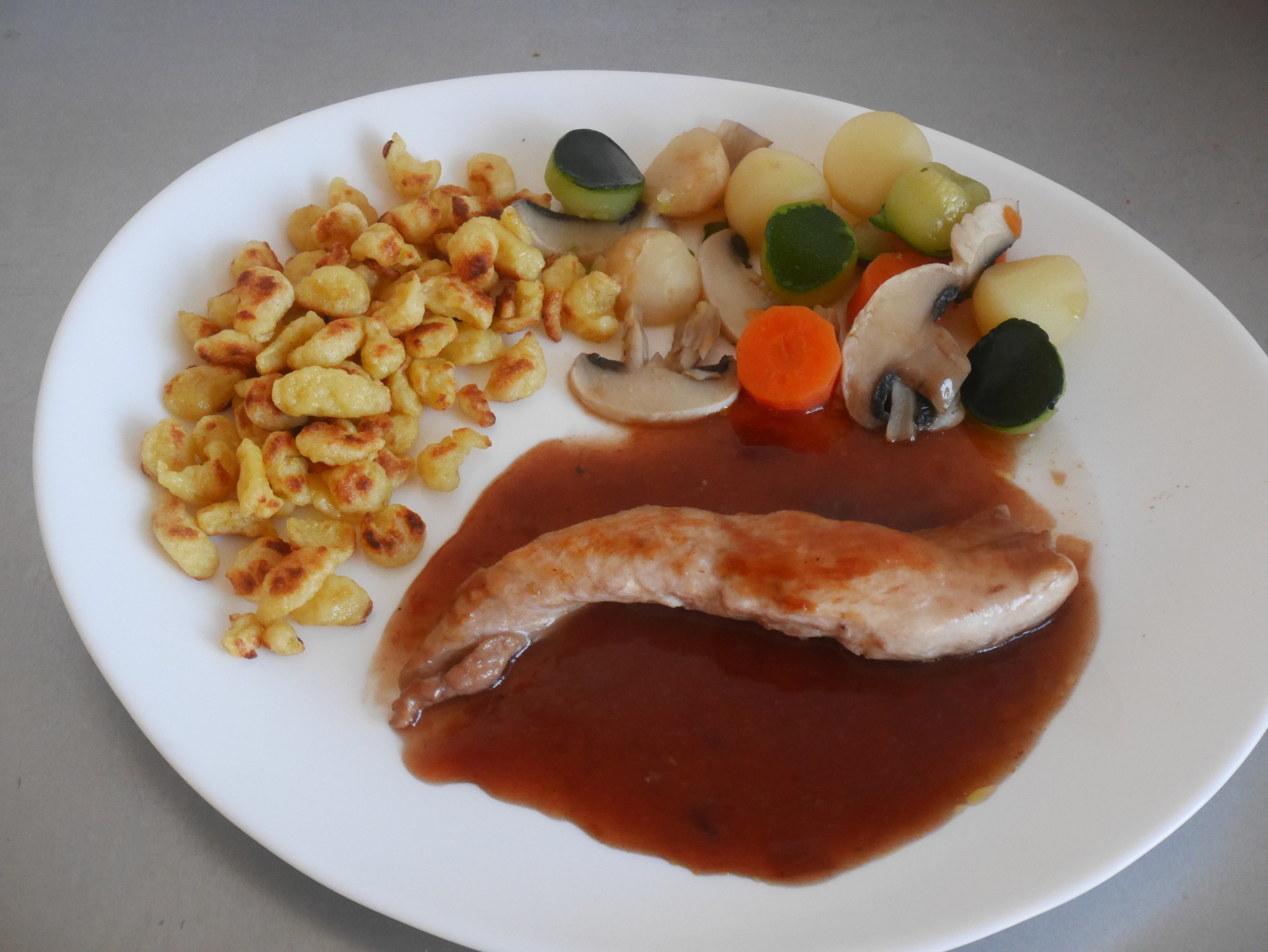 Kaninchenfilets mit Rotweinsauce und
              Gemsekugeln