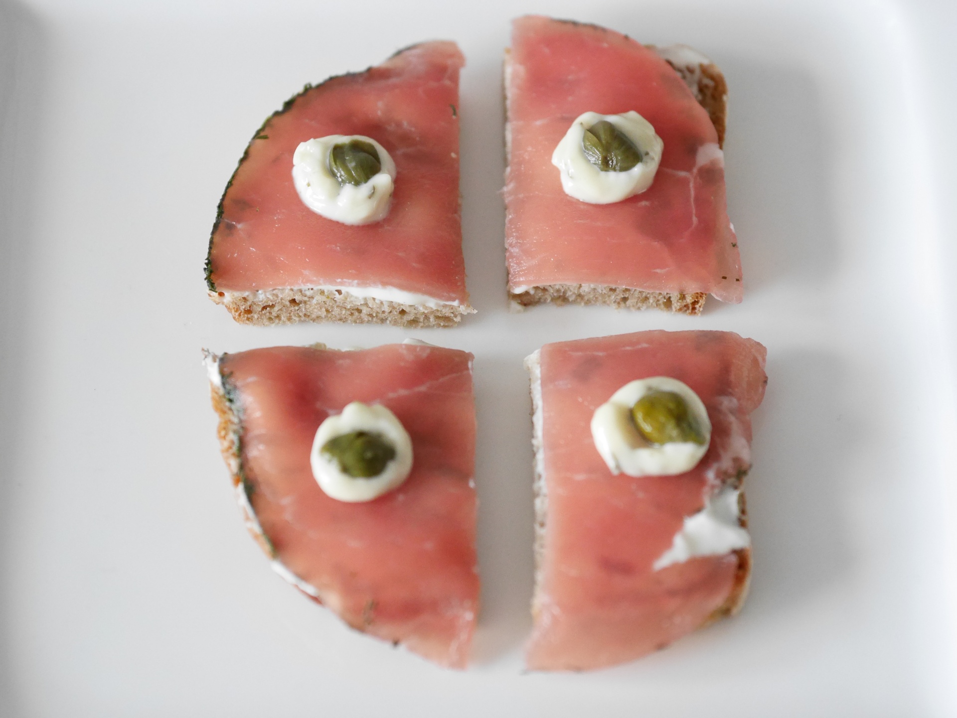 Mini-Canaps mit Lachsfleisch auf Sour Cream