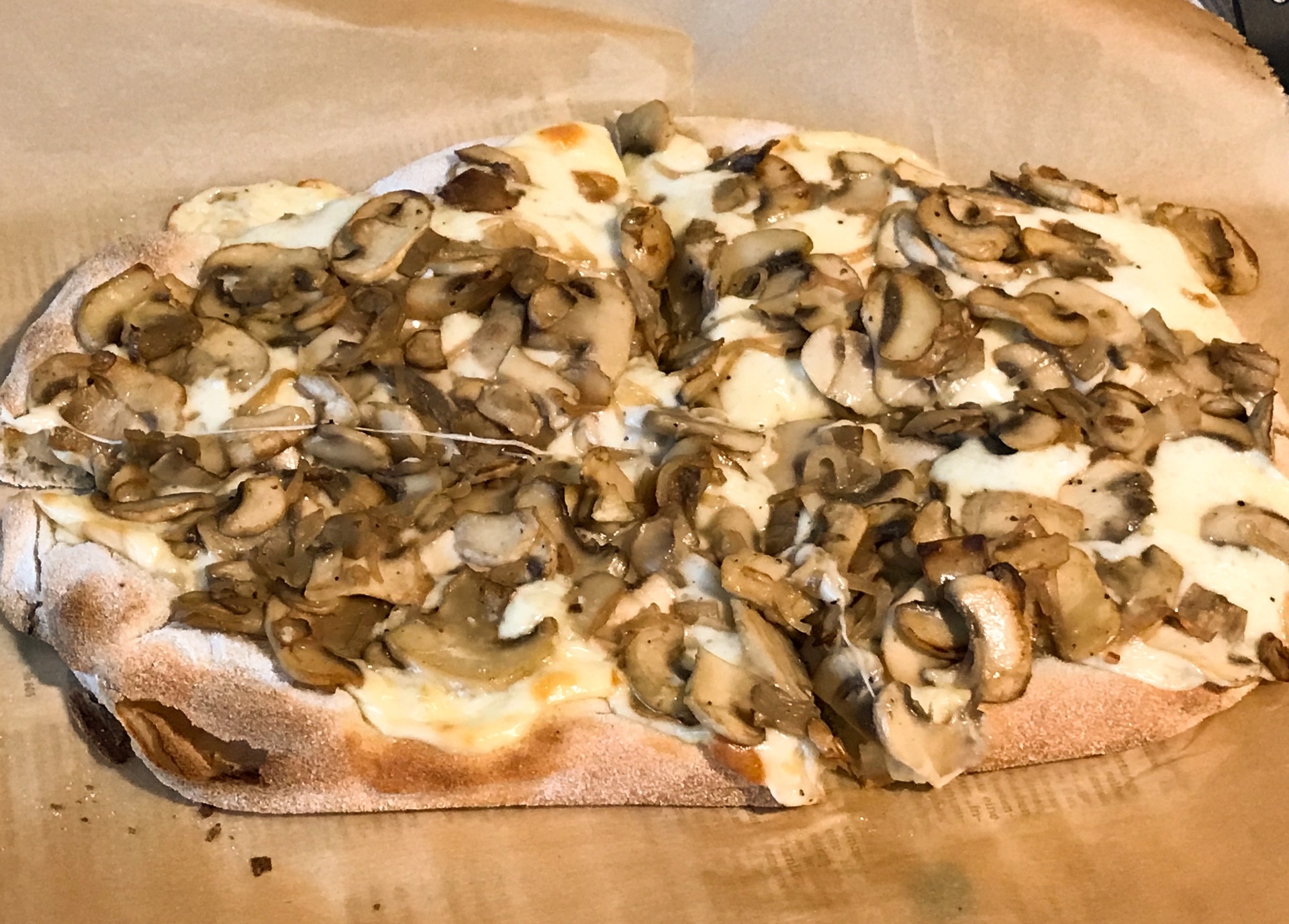Pinsa mit Scamorza und Champignons