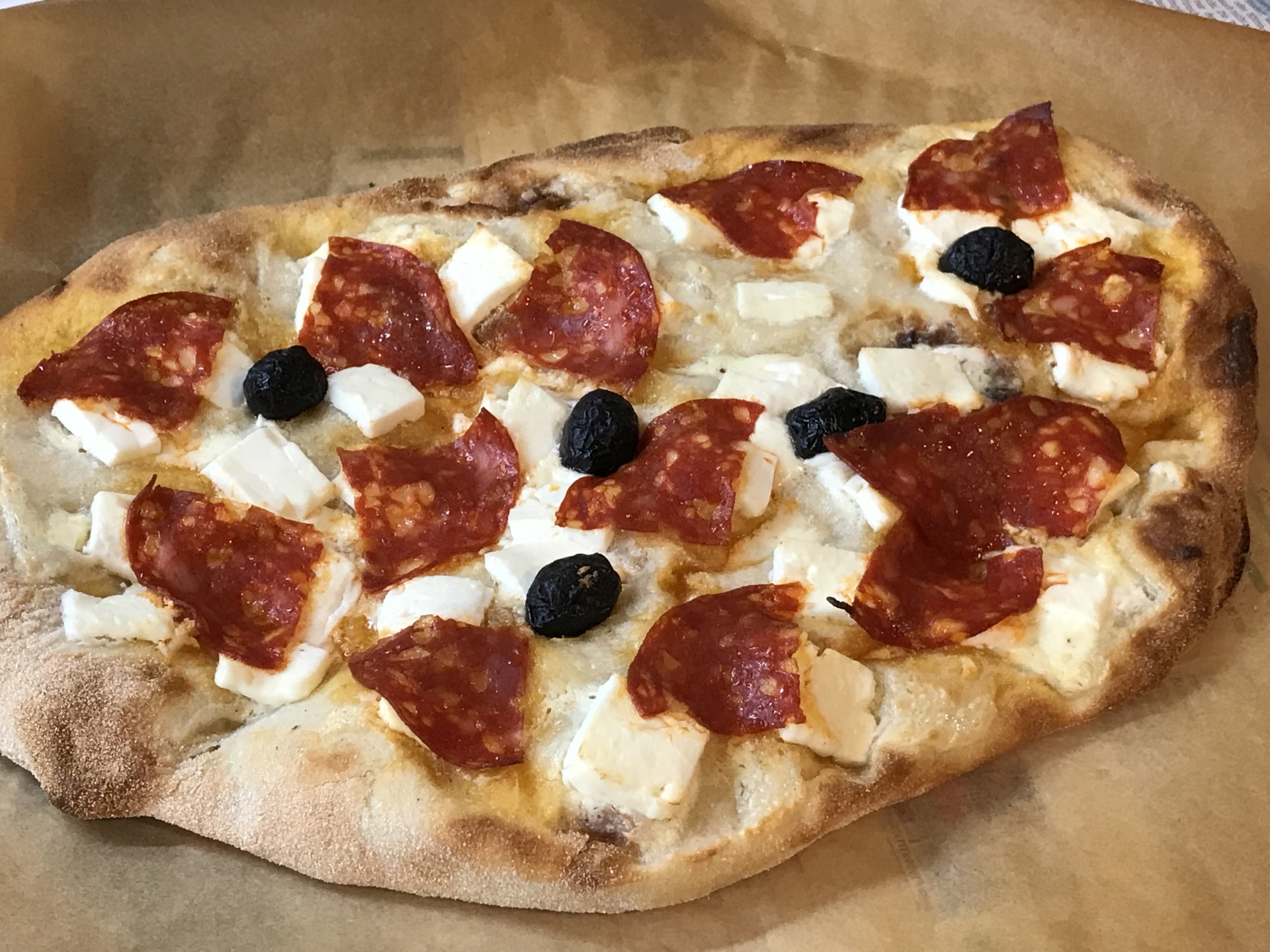 Pinsa mit Chorizo und Fetakse