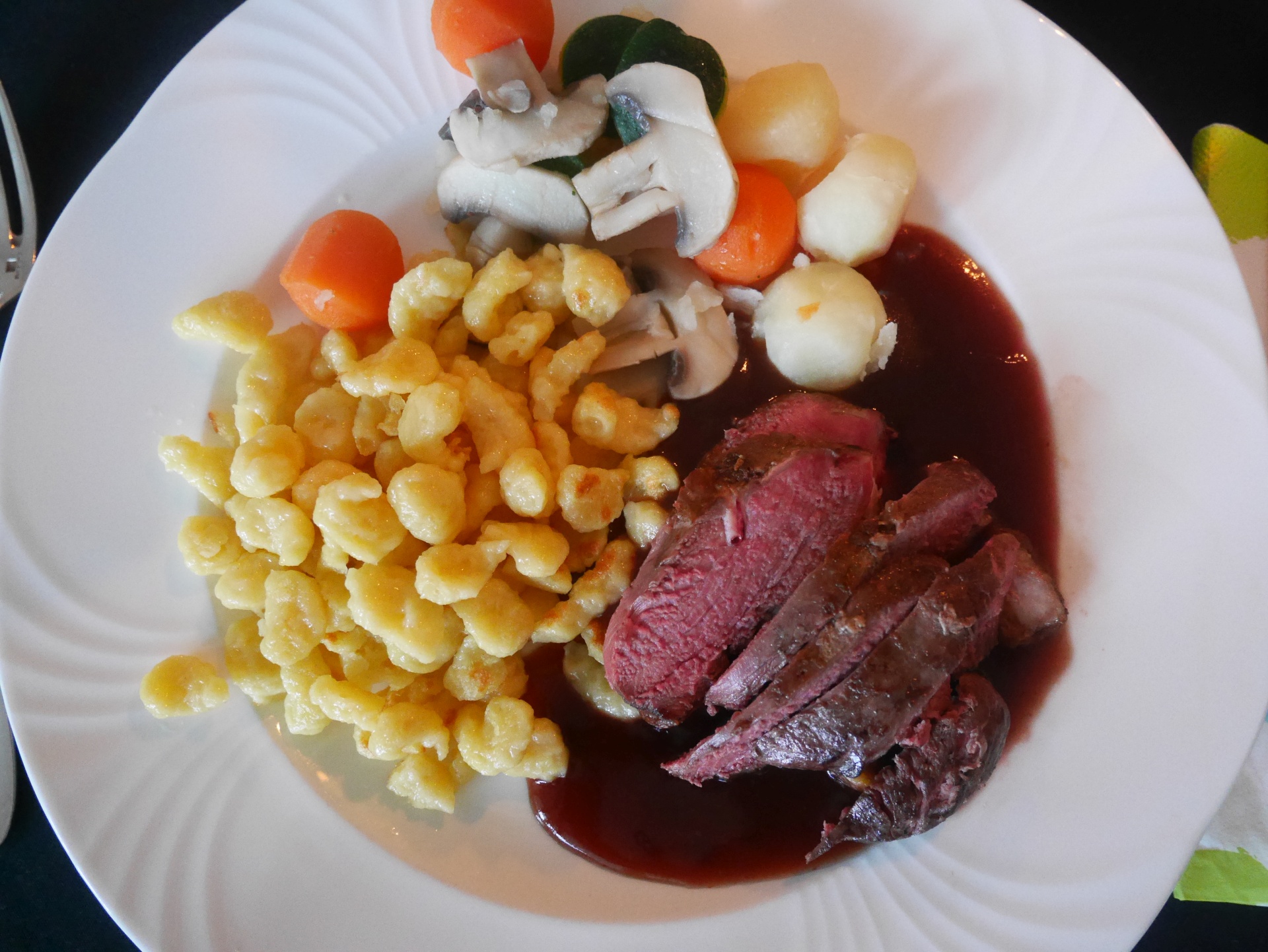 Entenbrust mit Rotweinsauce und Gemsekugeln