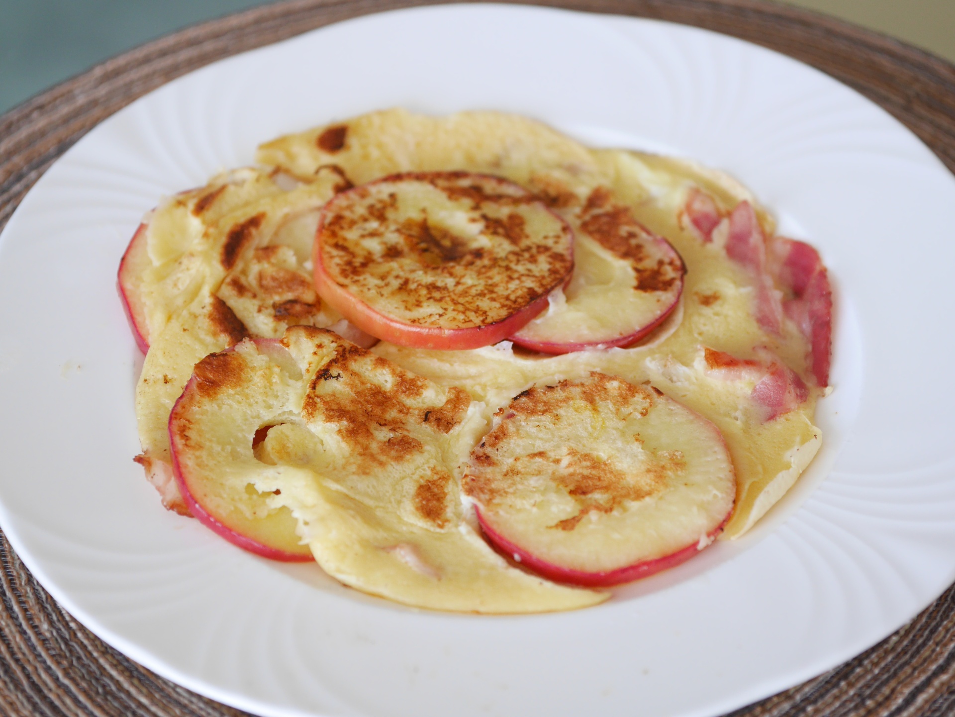 Apfelpfannkuchen mit Speck
