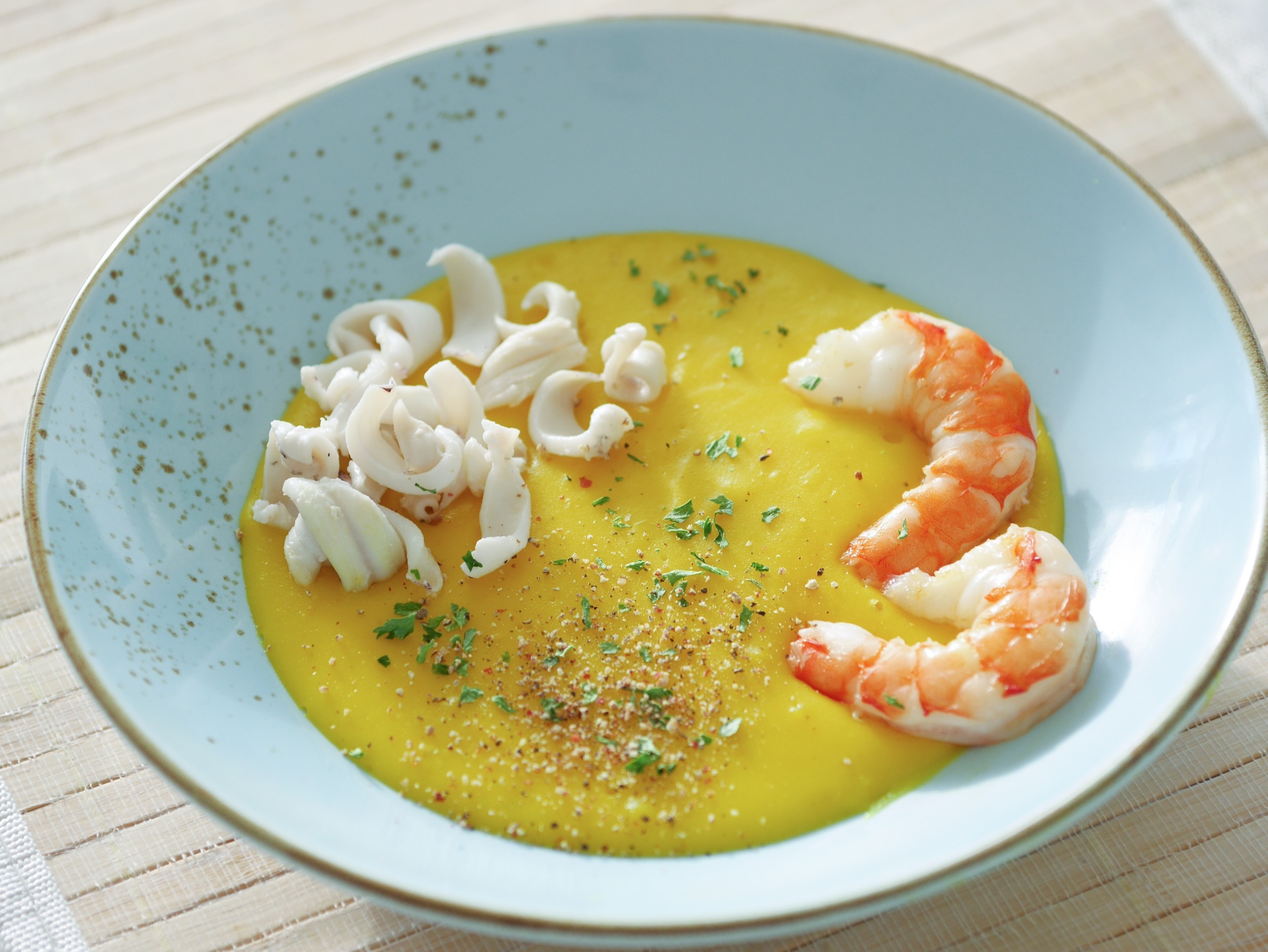 Kartoffelcreme mit Tintenfisch und Garnelen