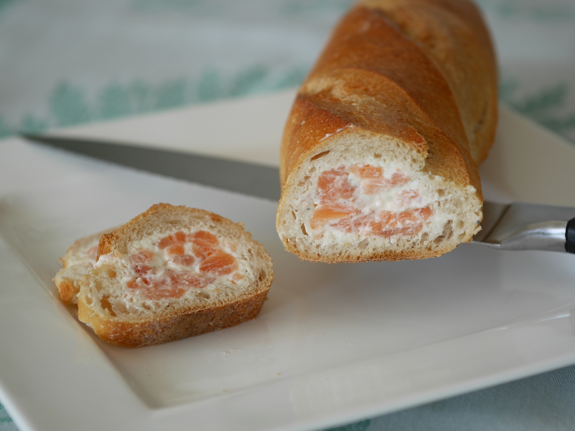 Baguette, ausgehhlt und gefllt mit
              Lachscreme