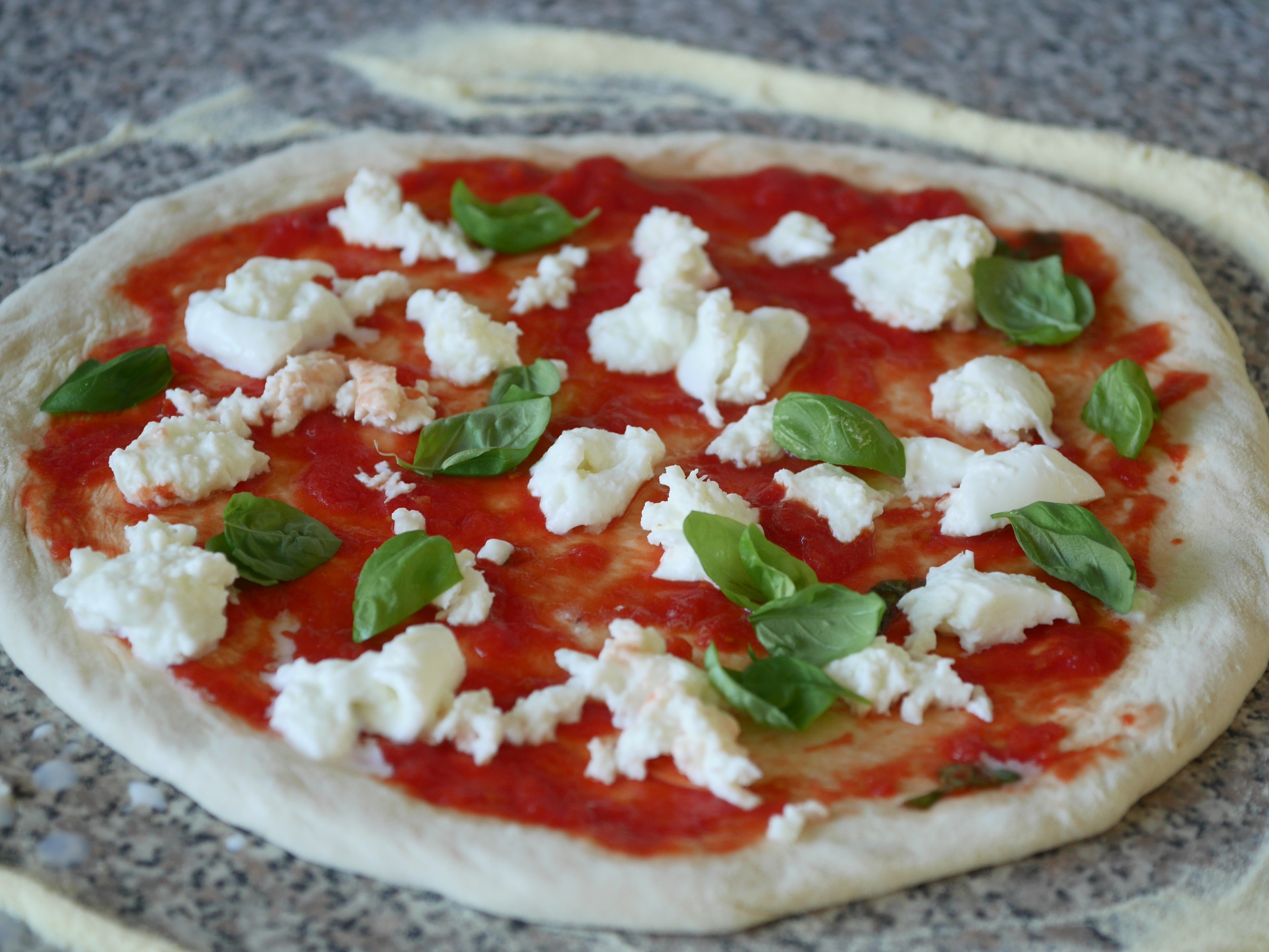 Pizza mit Bffelmozzarella, Prosciutto,
              Basilikum