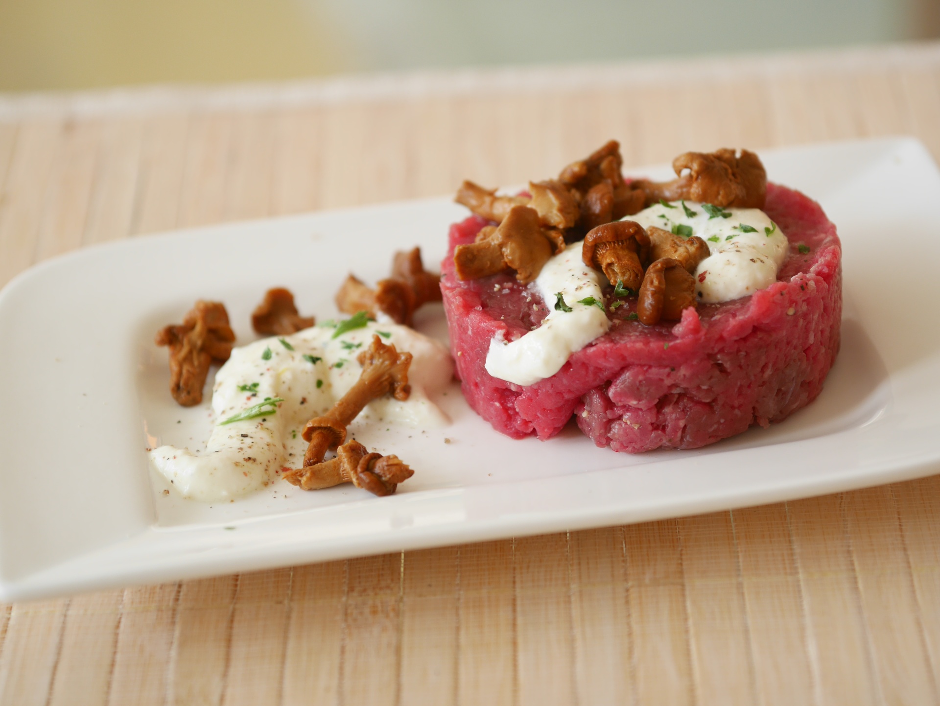 Rindertartar mit Parmesancreme und
              Pfifferlingen