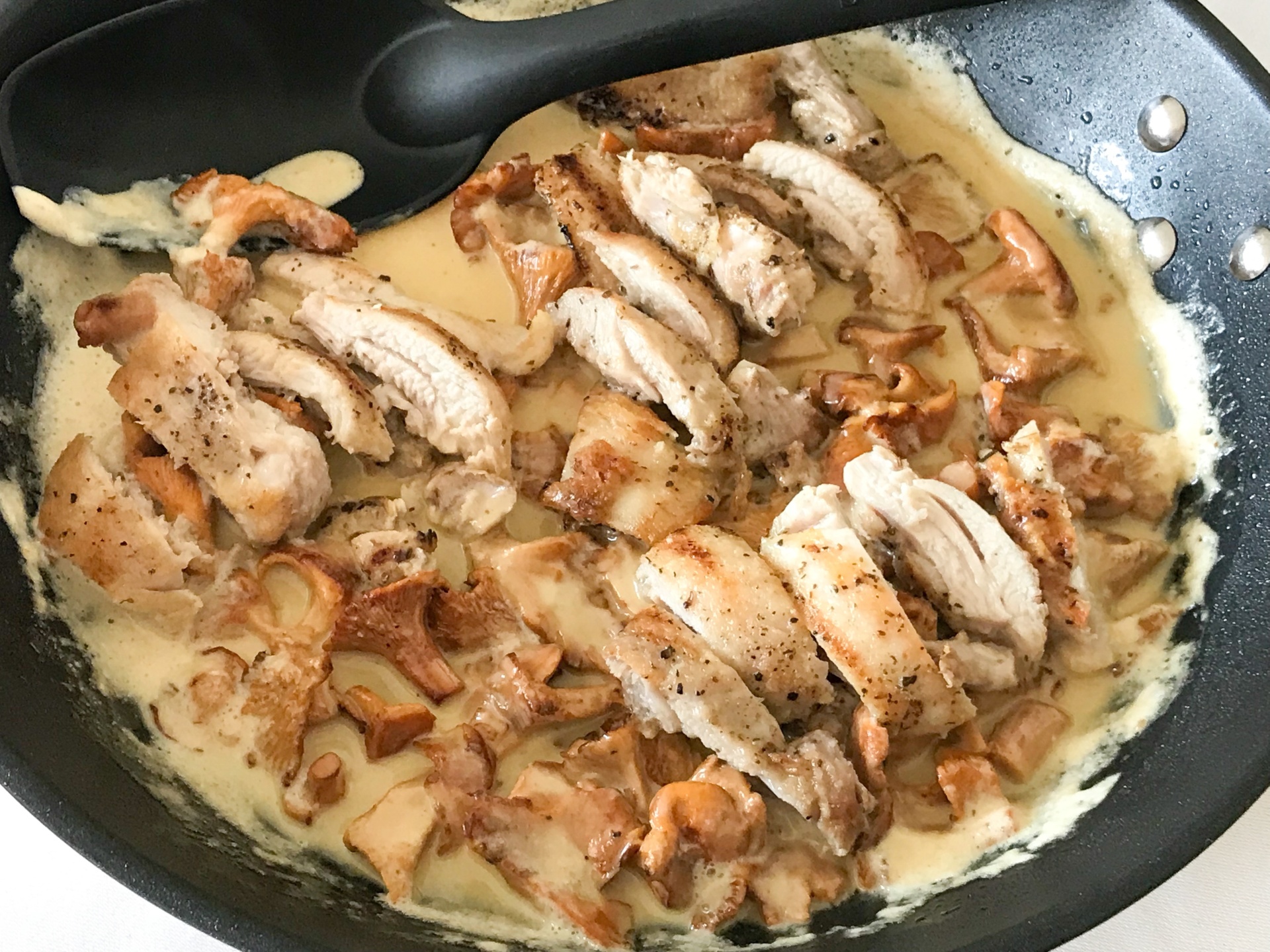 Hhnchenfleisch auf Pfifferlingrahm