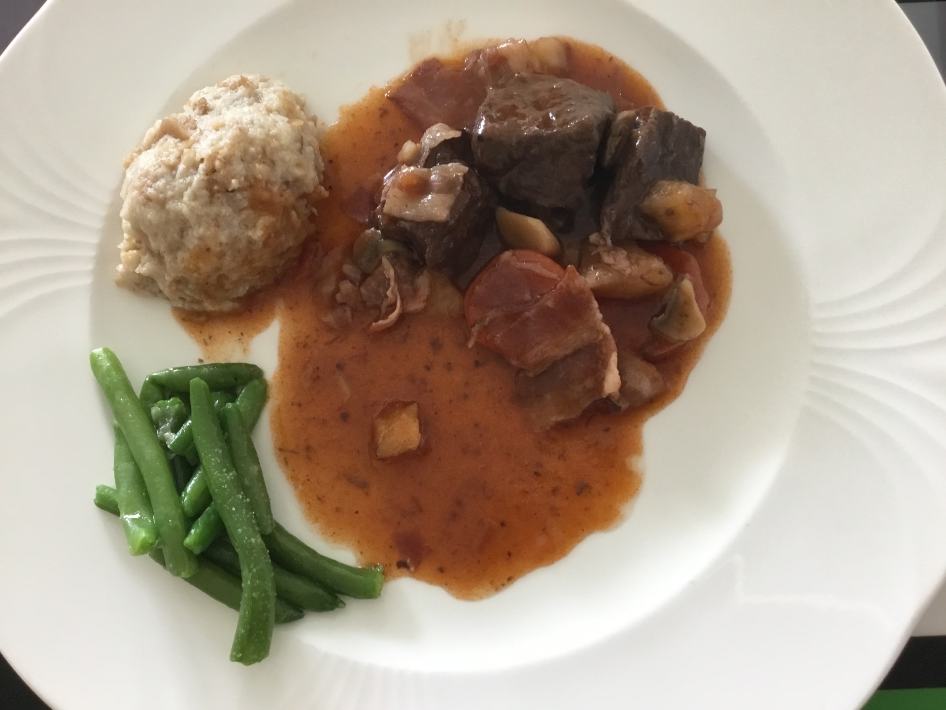 Rindergulasch mit Semmelkndel und grnen
              Bohnen