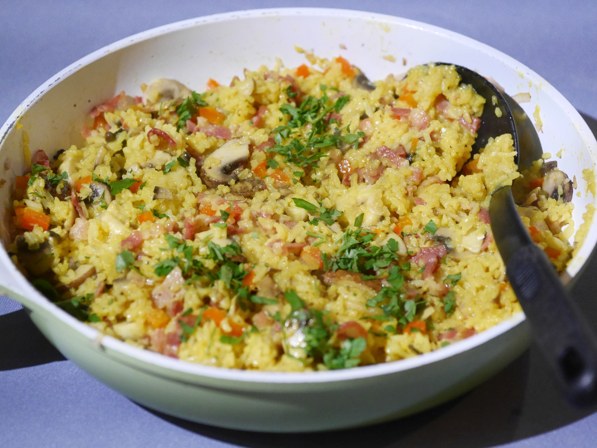 Reispfanne mit Bacon, Champignons und Banane