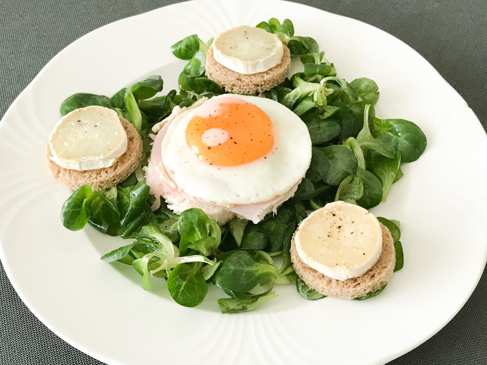 Feldsalat mit Strammer Max und berbackenem
              Ziegenkse