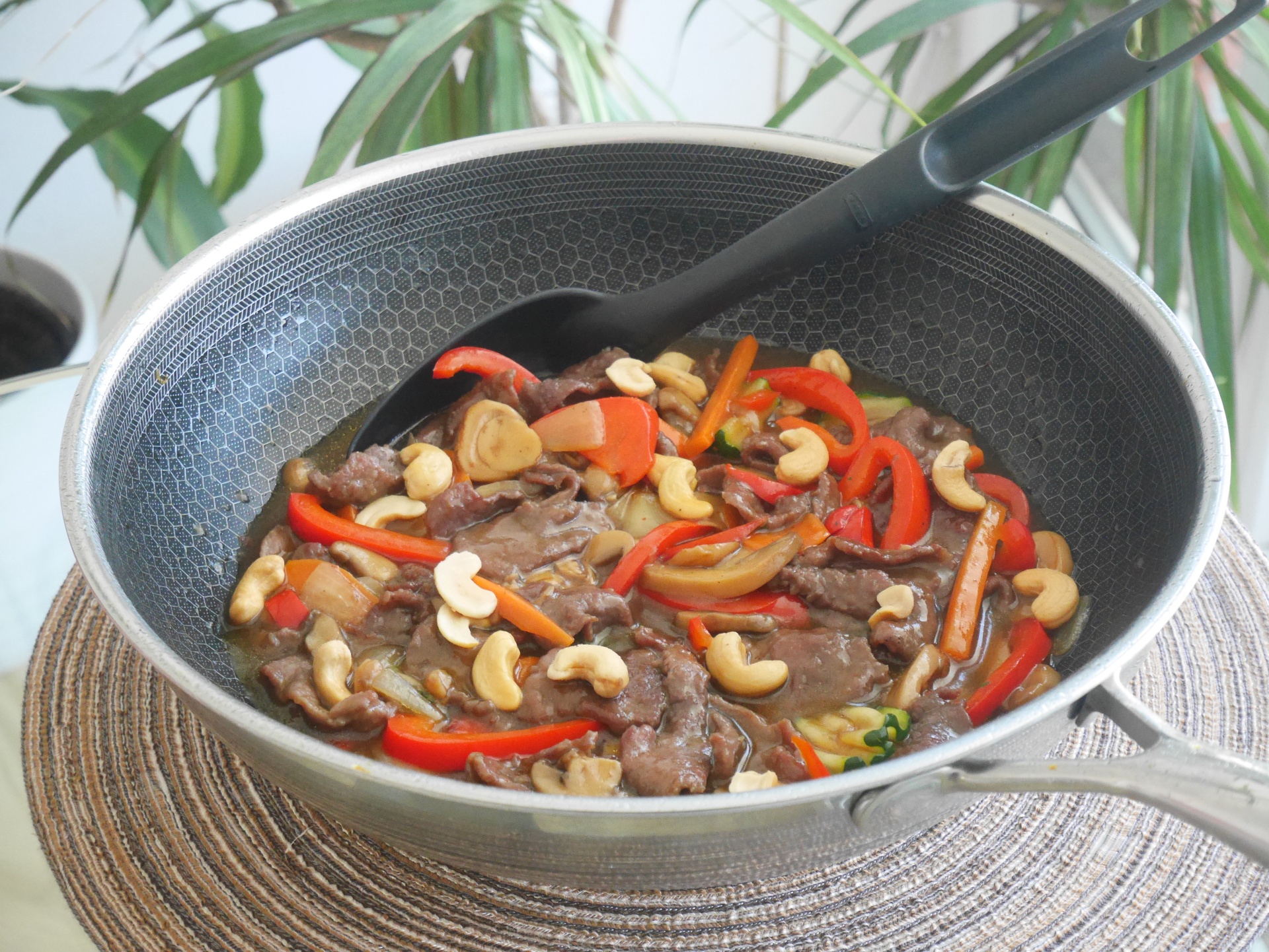Rindfleisch aus dem Wok mit asiatischer
              Grundsauce