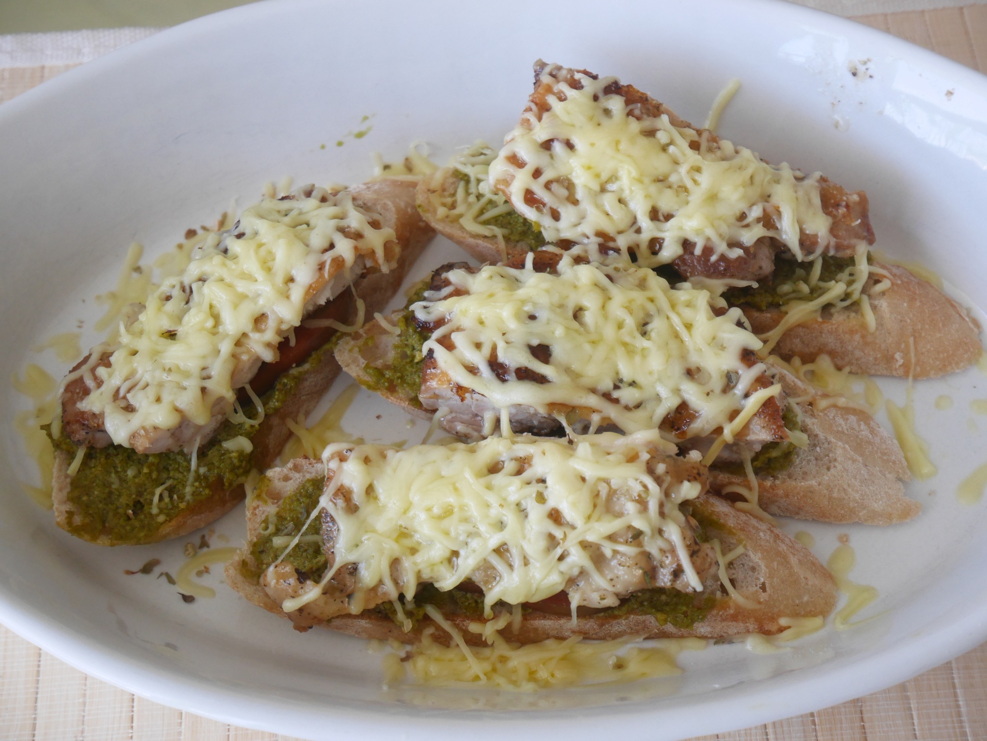 Canaps mit Pesto und gegrilltem
              Hhnchenfleisch