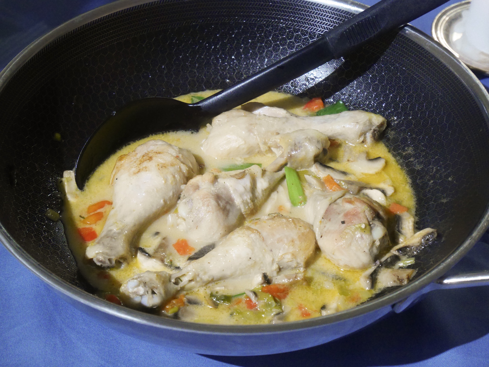 Hhnchenunterschenkel in der Wok-Pfanne mit
              Kokosmilch