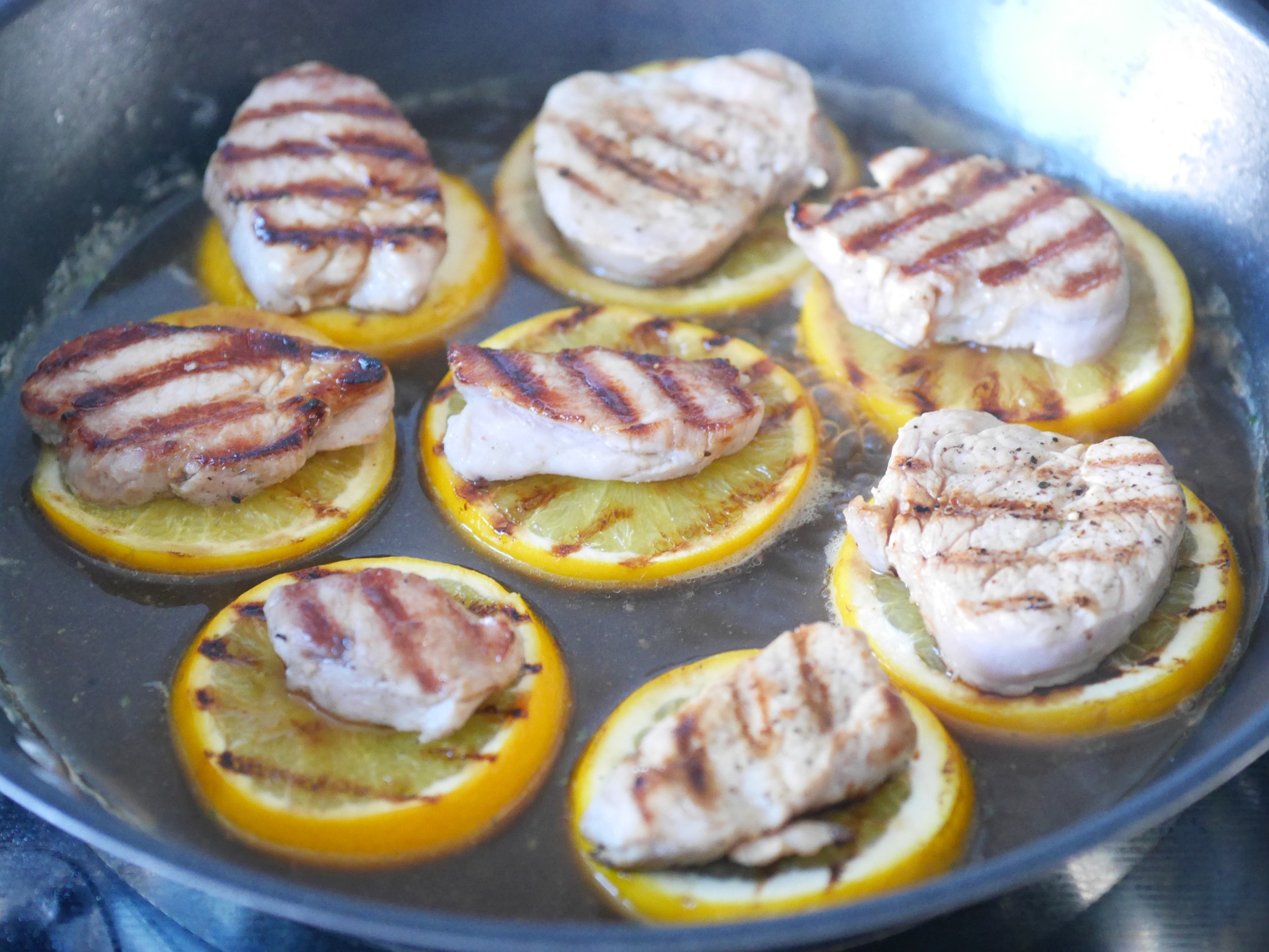Schweinemedaillons, gegrillte auf
              Orangenscheiben