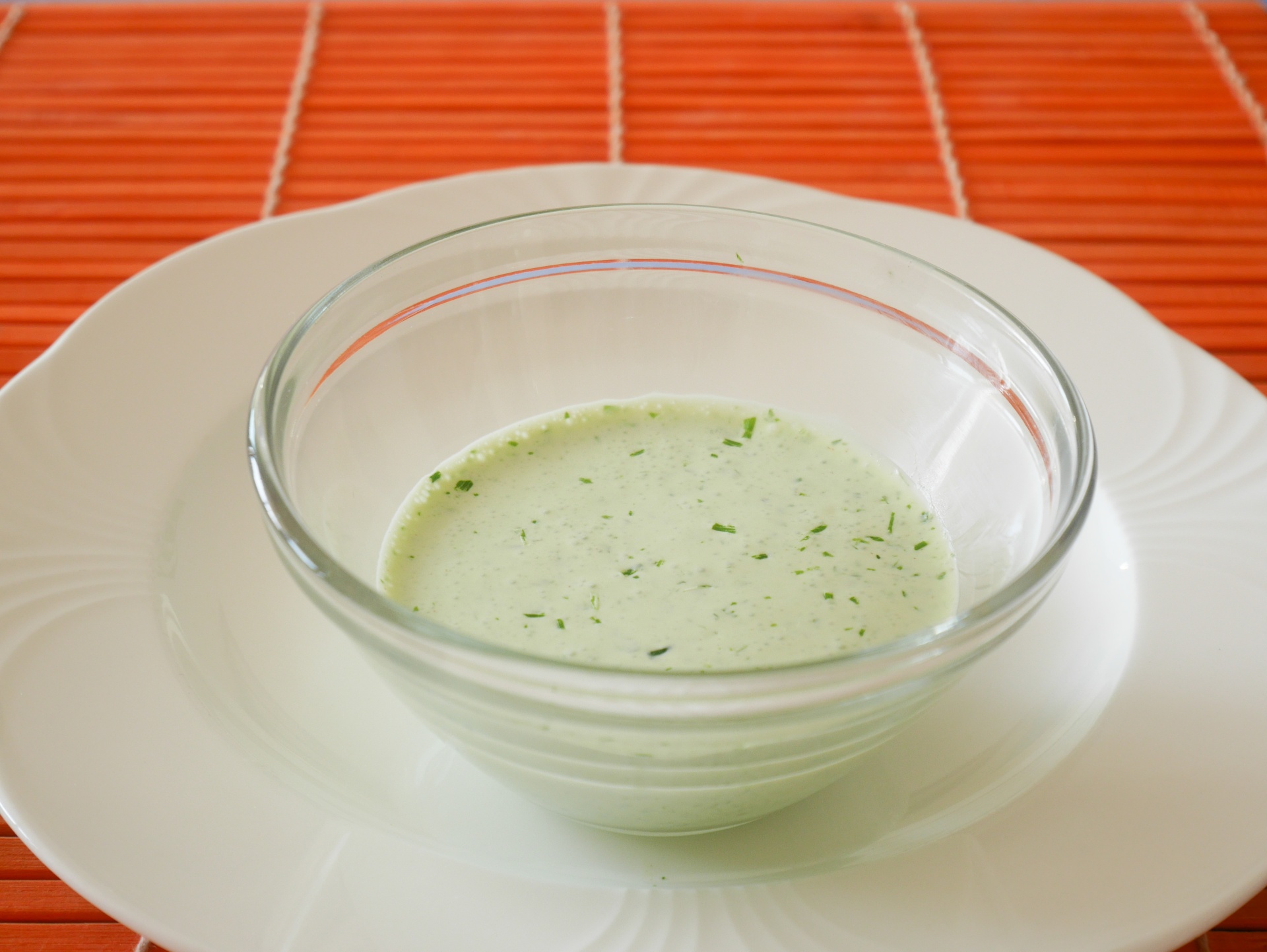 Krutersauce mit Schnittlauch und Basilikum