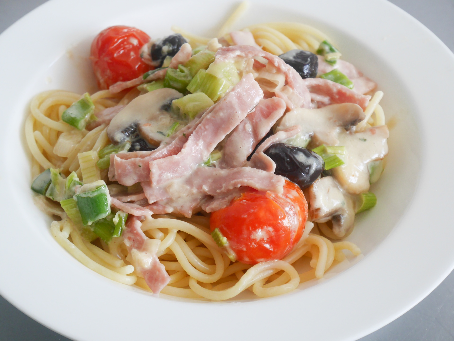 Spaghetti mit Sahnesauce und Kirschtomaten