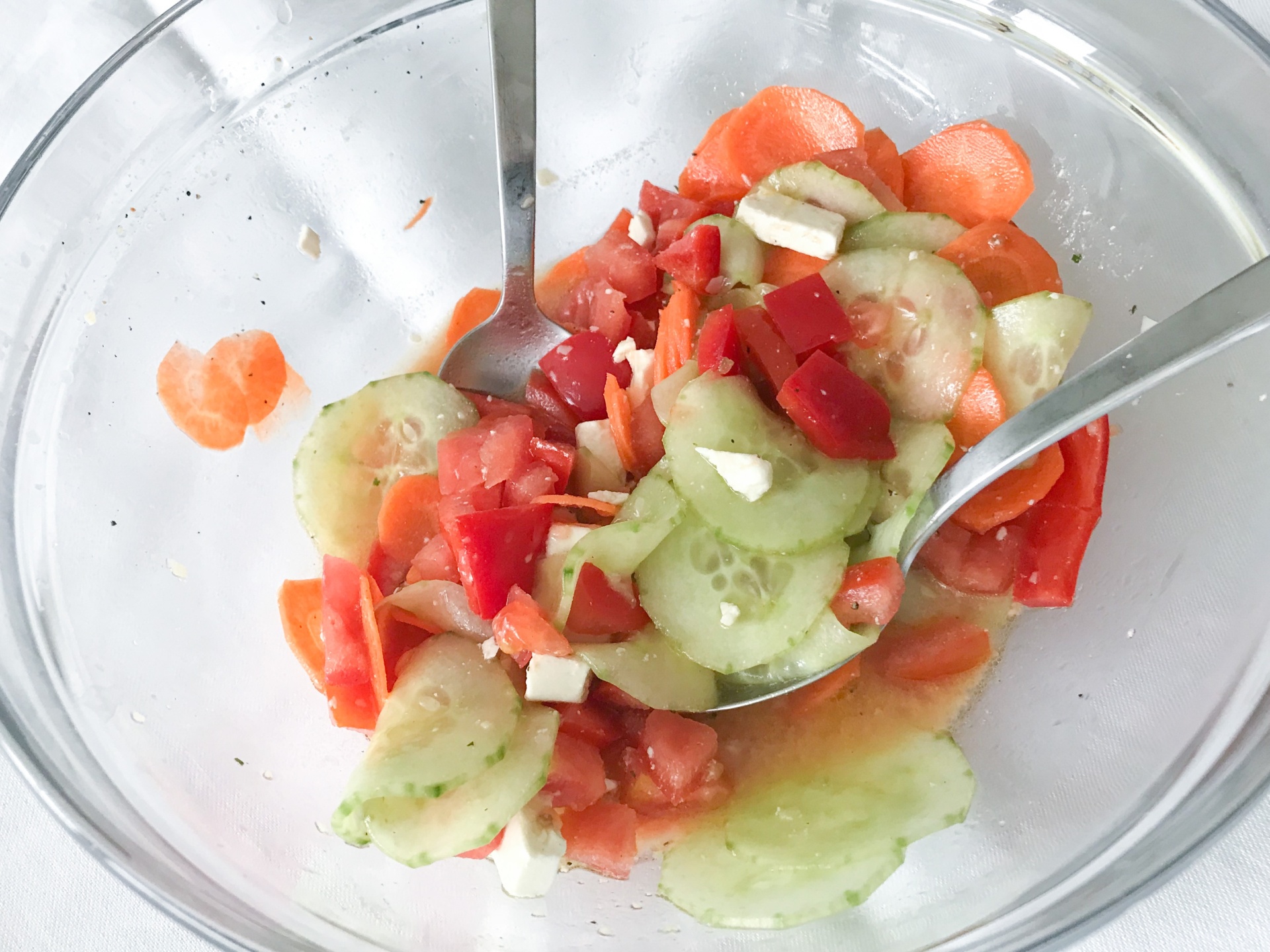 Salat mit Tomaten, Gurken, Feta, Paprika,
              Karotten