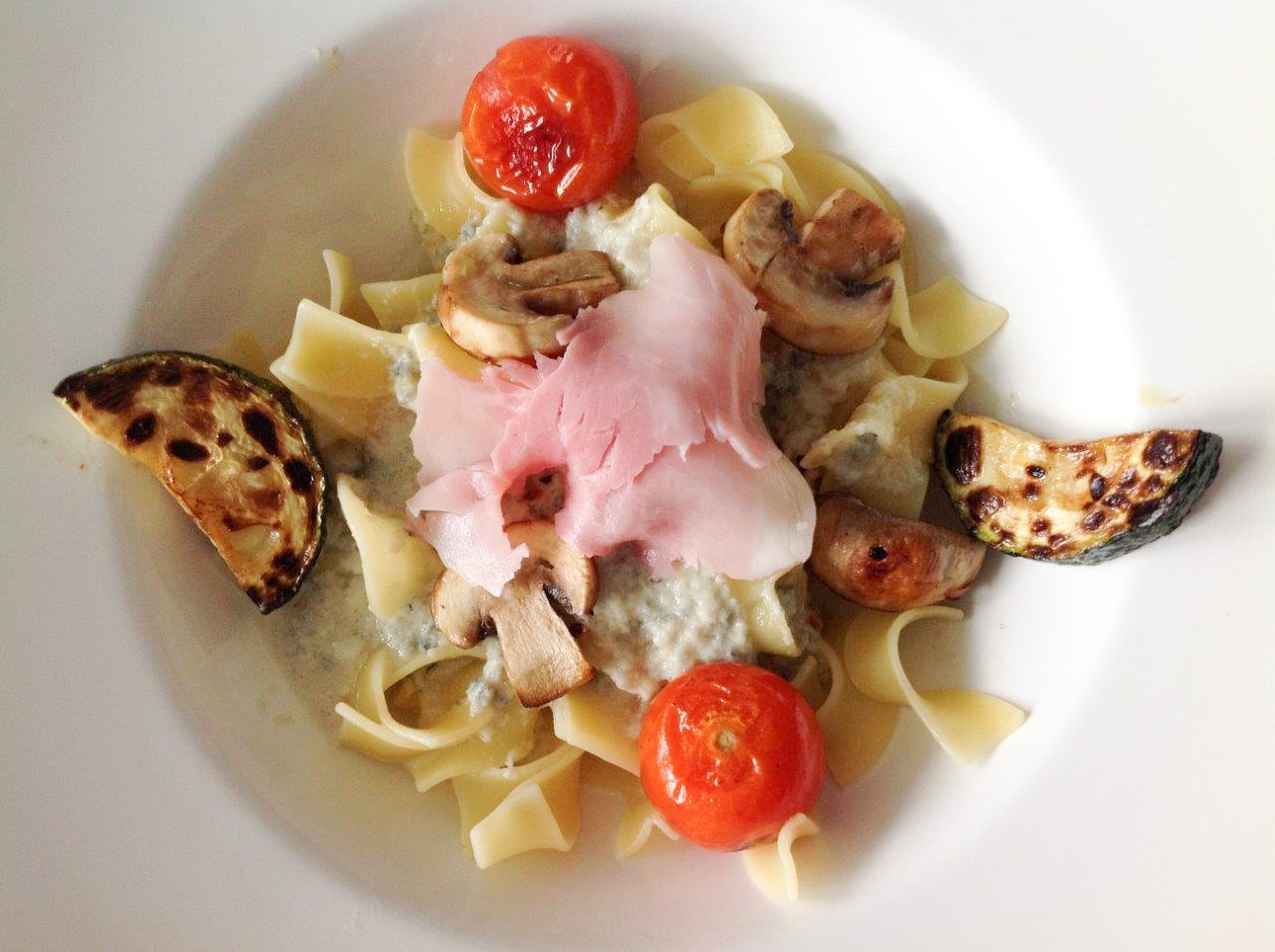 Bandnudeln mit Gorgonzolasauce, Champignons
              und Zucchini