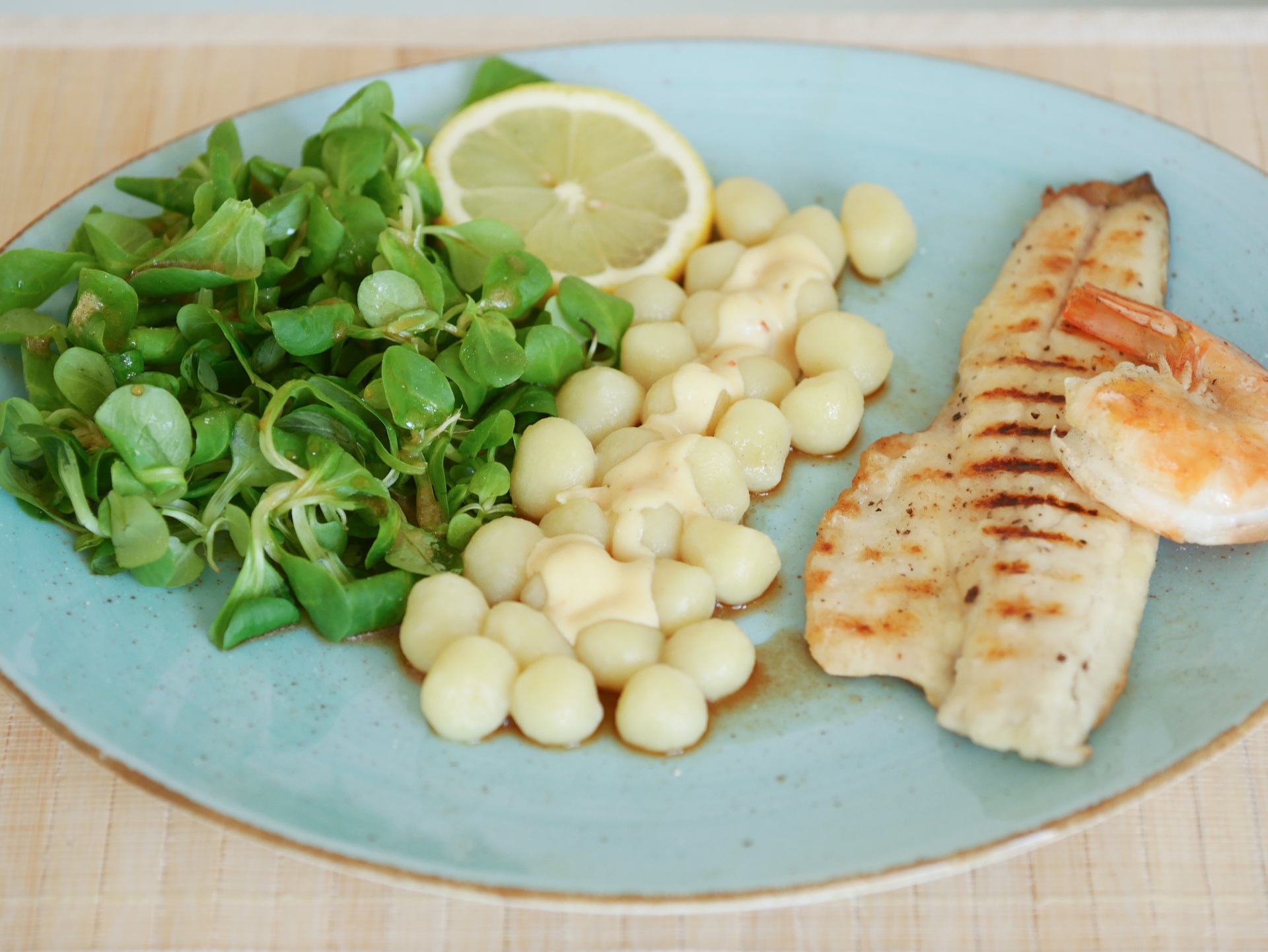 Gegrilltes Wolfsbarschfilet mit Mini-Gnocchi
              und Feldsalat