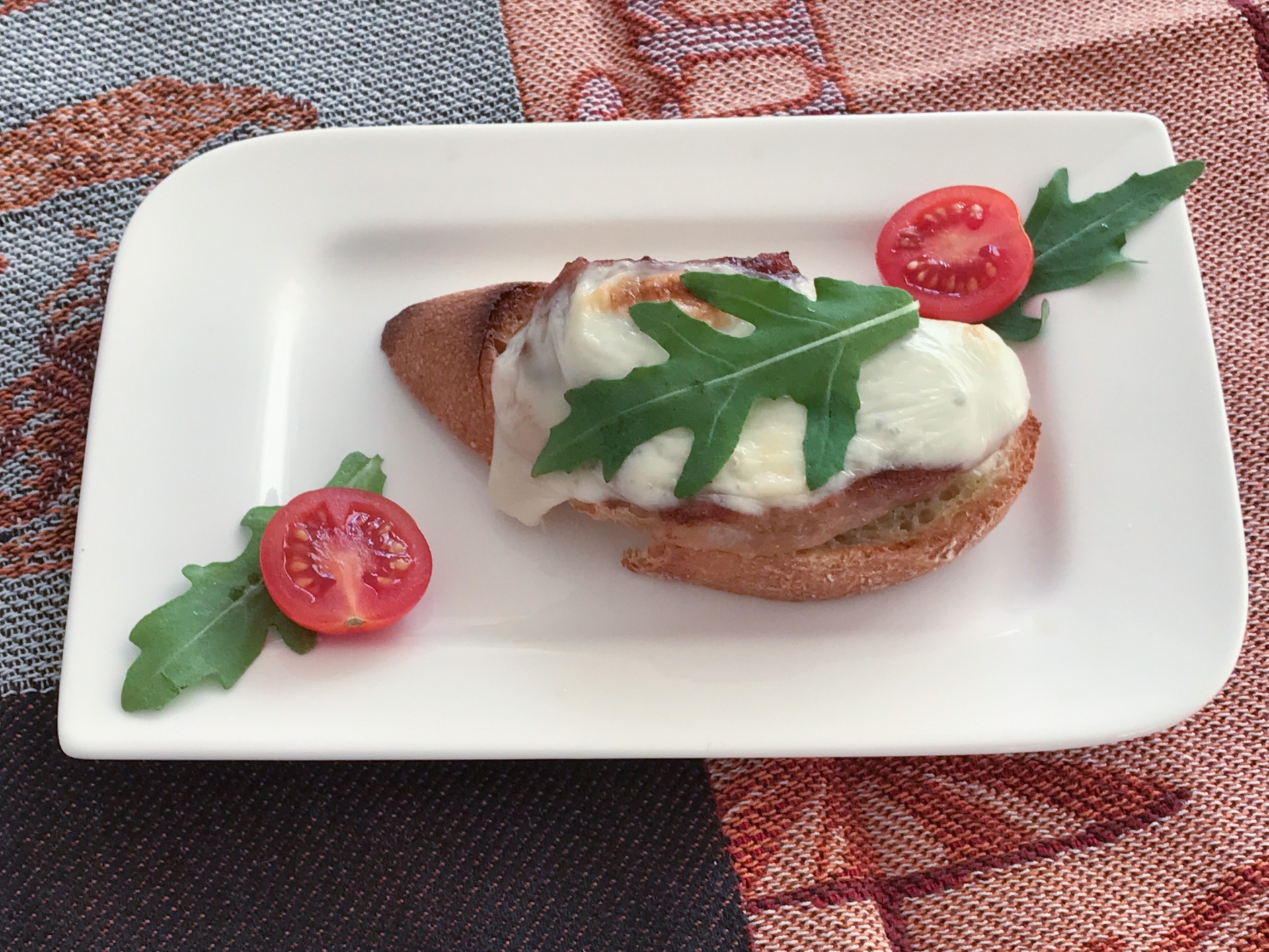Crostini mit Pesto, Schweinefilet und
              Scamorza