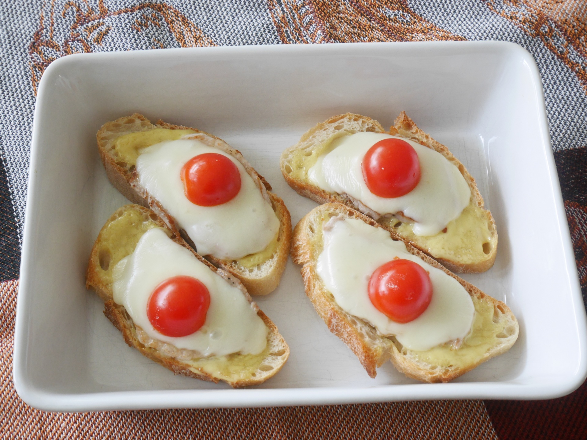 Crostini mit Senfmayonnaise, Schweinefilet und
              Scamorza
