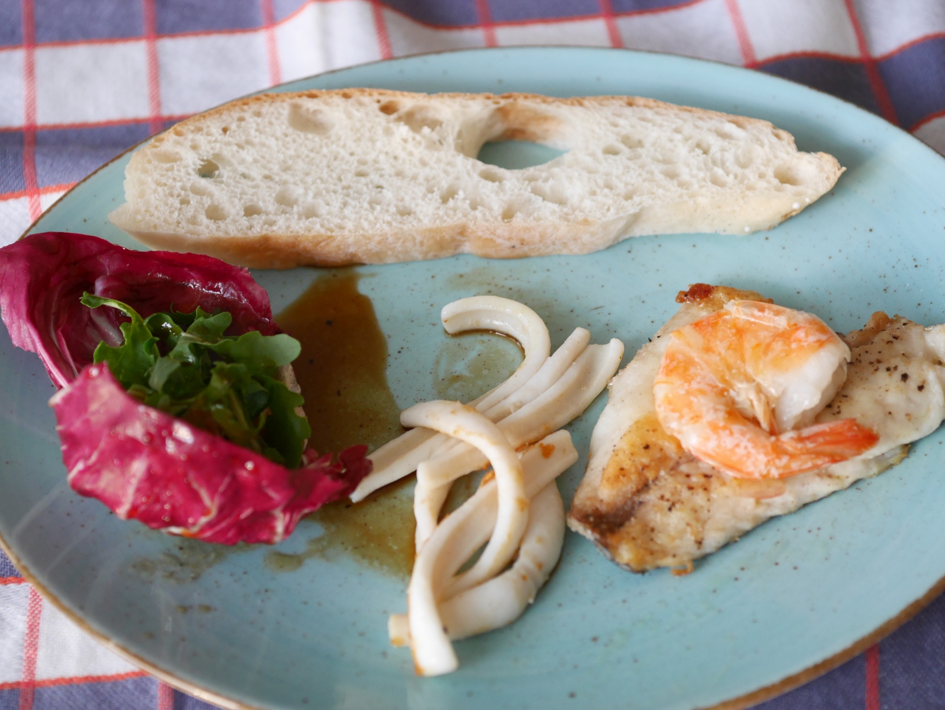 Doradenfilet, Tintenfisch und Garnele mit
              Rucola