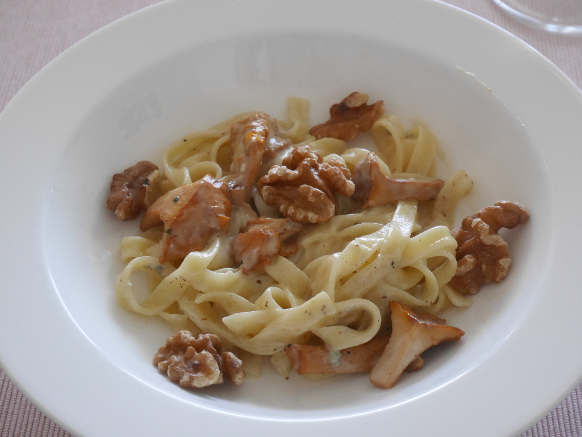 Tagliatelle mit Pfifferlingen, Walnssen und
              Gorgonzolasauce