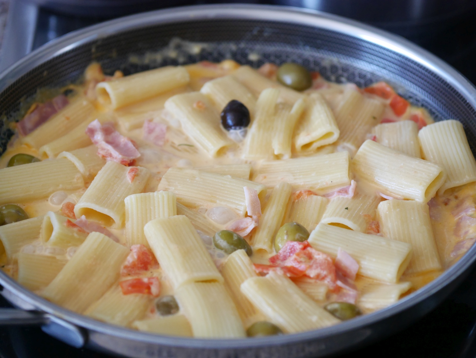 Rigatoni mit Sahnesauce, Tomaten und
              Prosciutto oder Garnelen