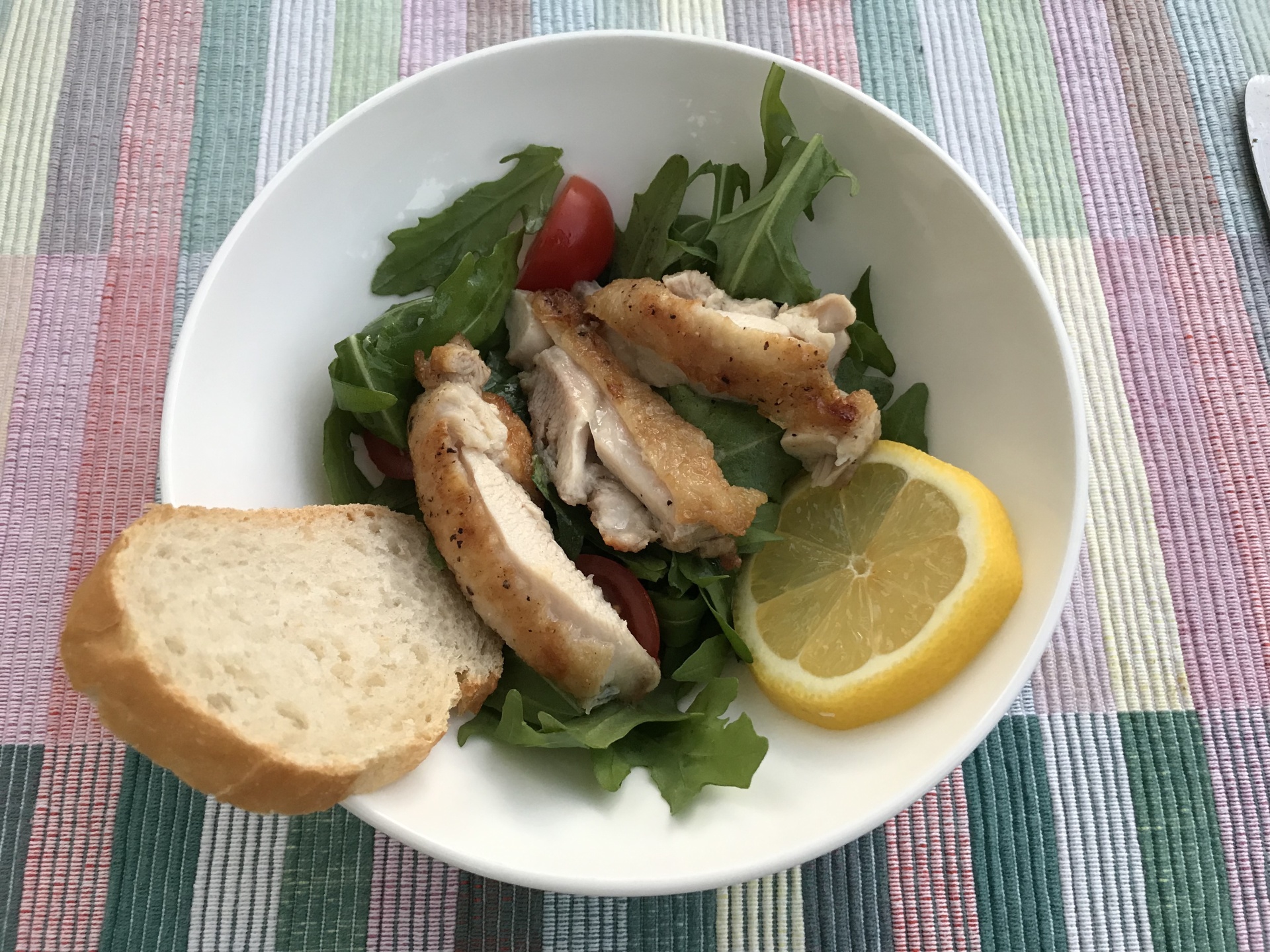 Rucola mit gegrilltem Hhnchenoberschenkel