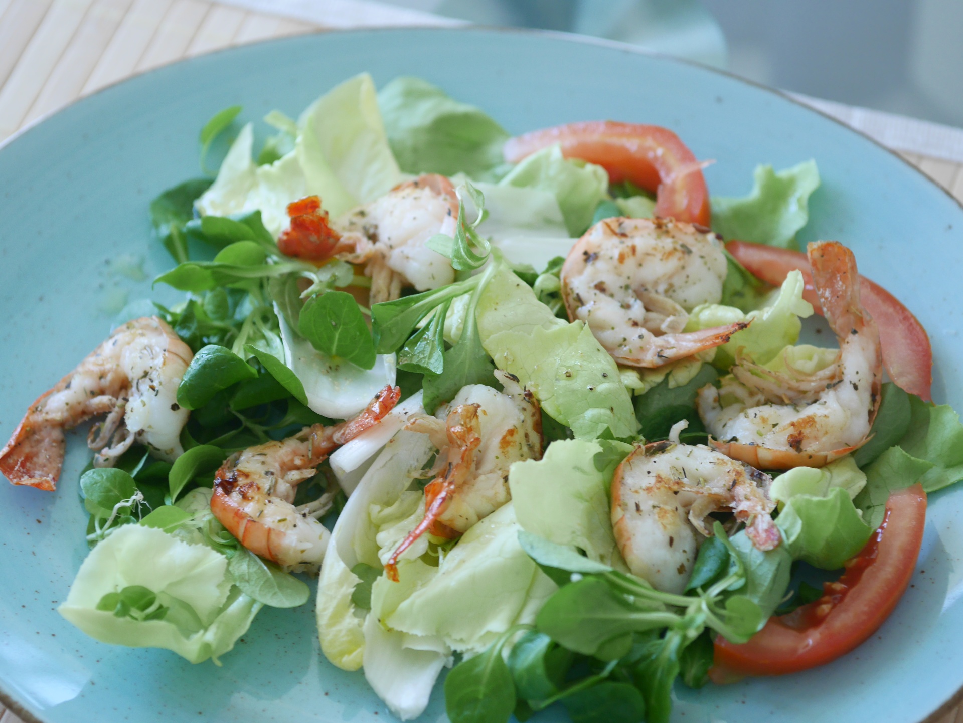 Blattsalate mit gebratenen Garnelen