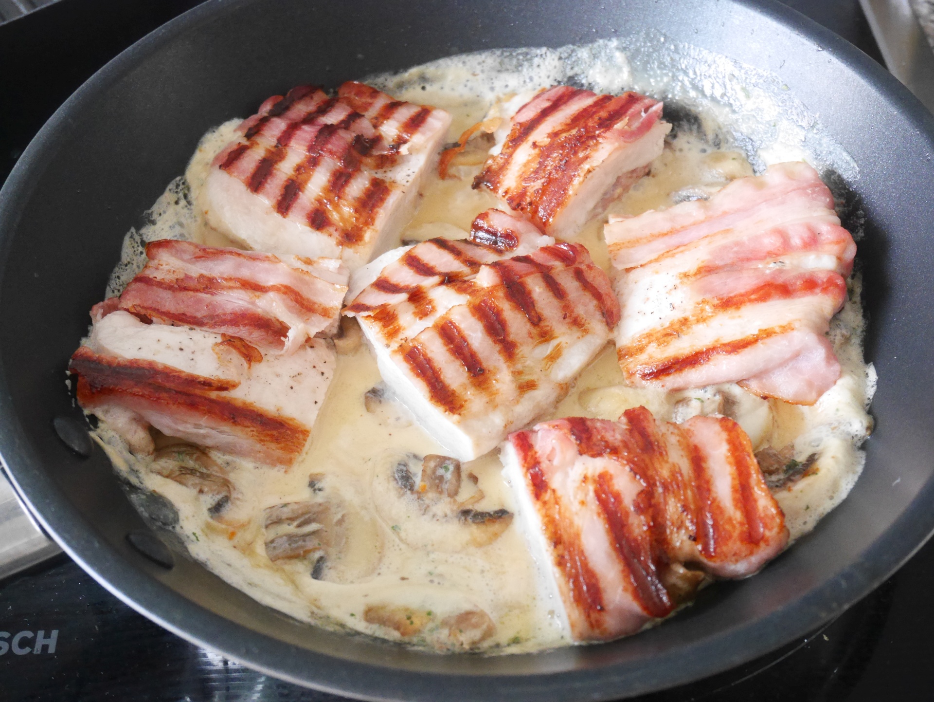 Bardierte Hhnchenbrust mit Champignonsauce